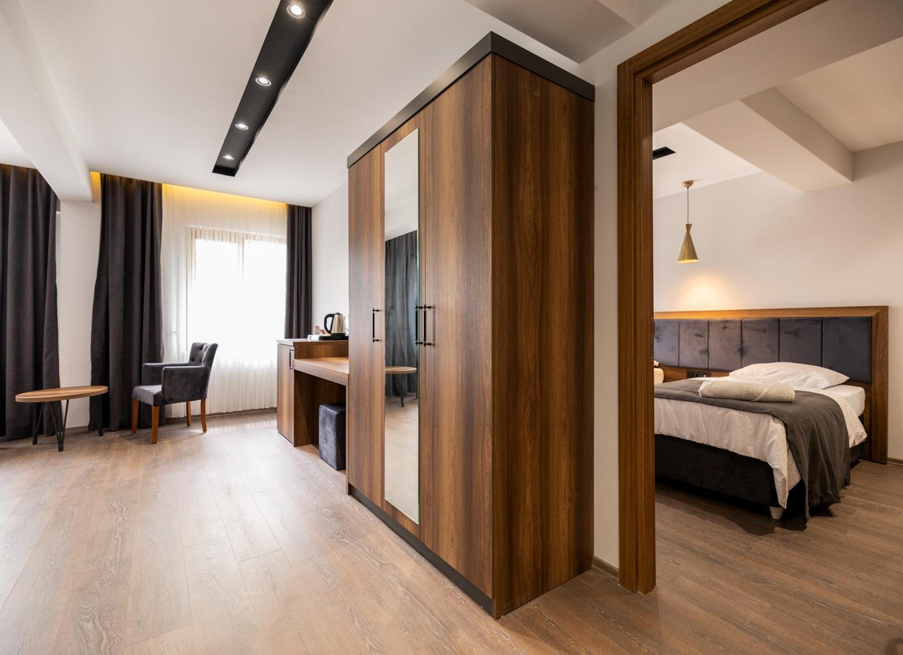 Deluxe Double Room (2 Adults + 1 Child) - Photo 1
