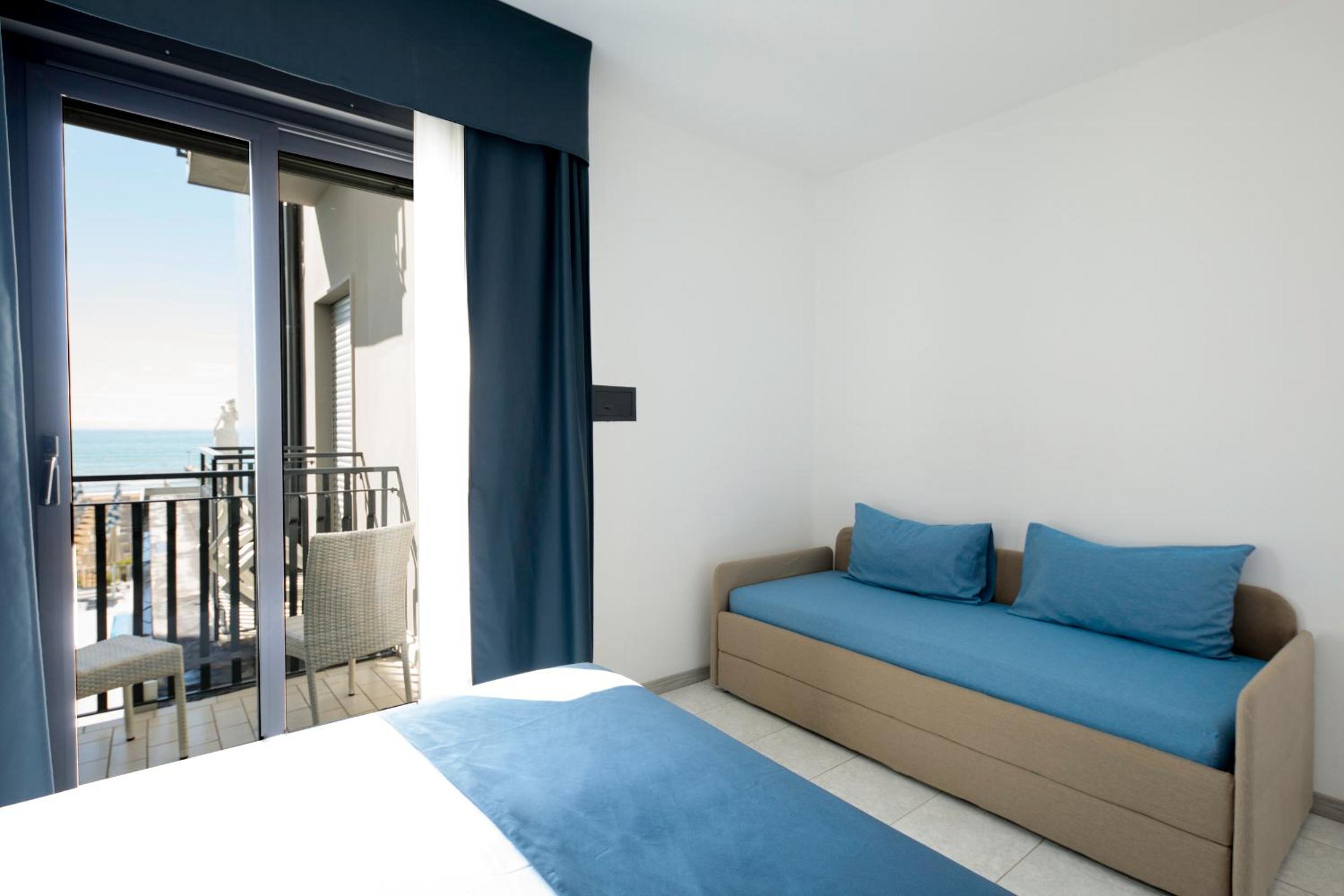 Deluxe Double Room with Balcony and Sea View