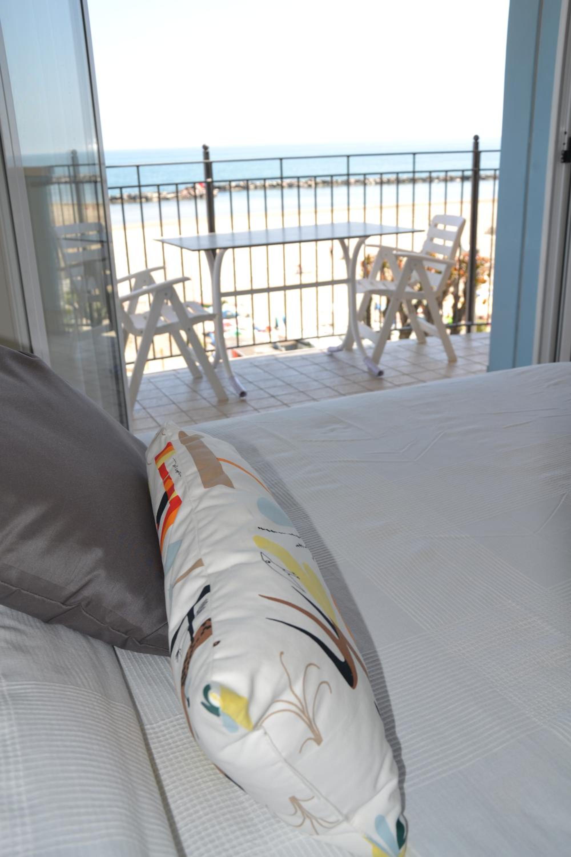 Large One-Bedroom Apartment with Sea View  - Photo 3