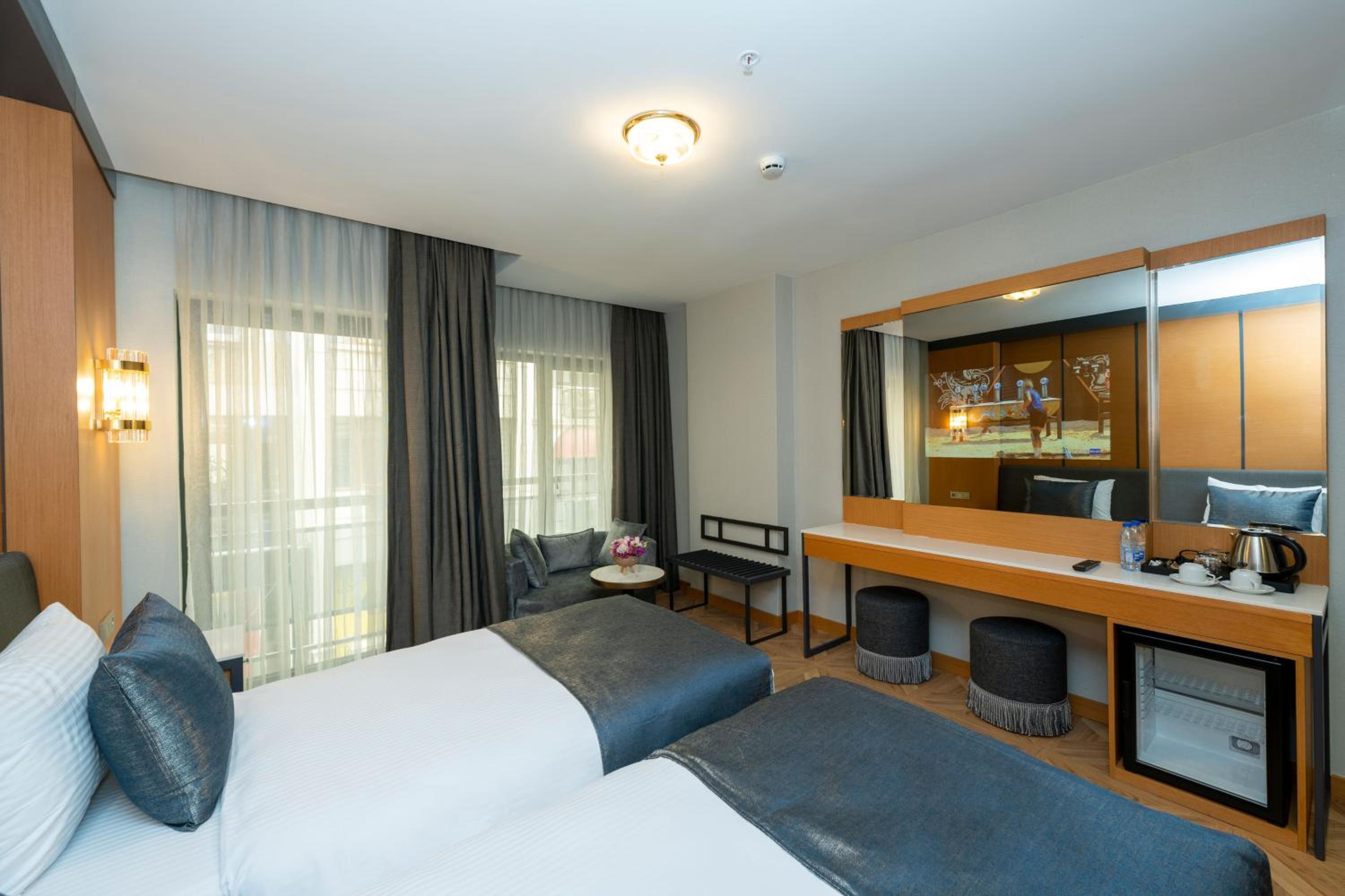 Deluxe Double or Twin Room with City View photo 3