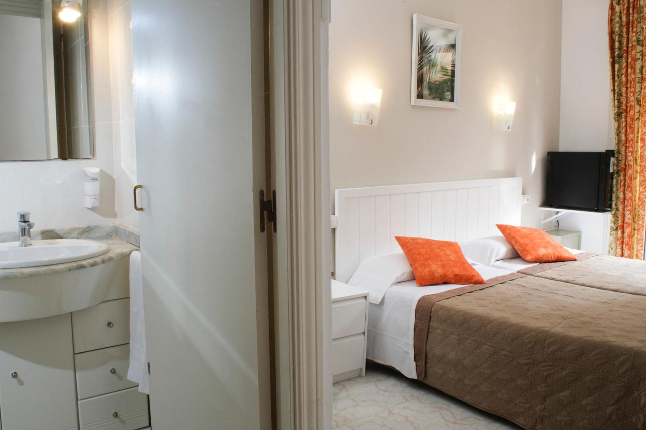 Twin Room with Balcony photo 2