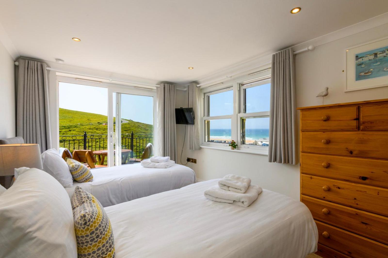One-Bedroom Sea View Apartment (Twin Beds) - No. 24 photo 1