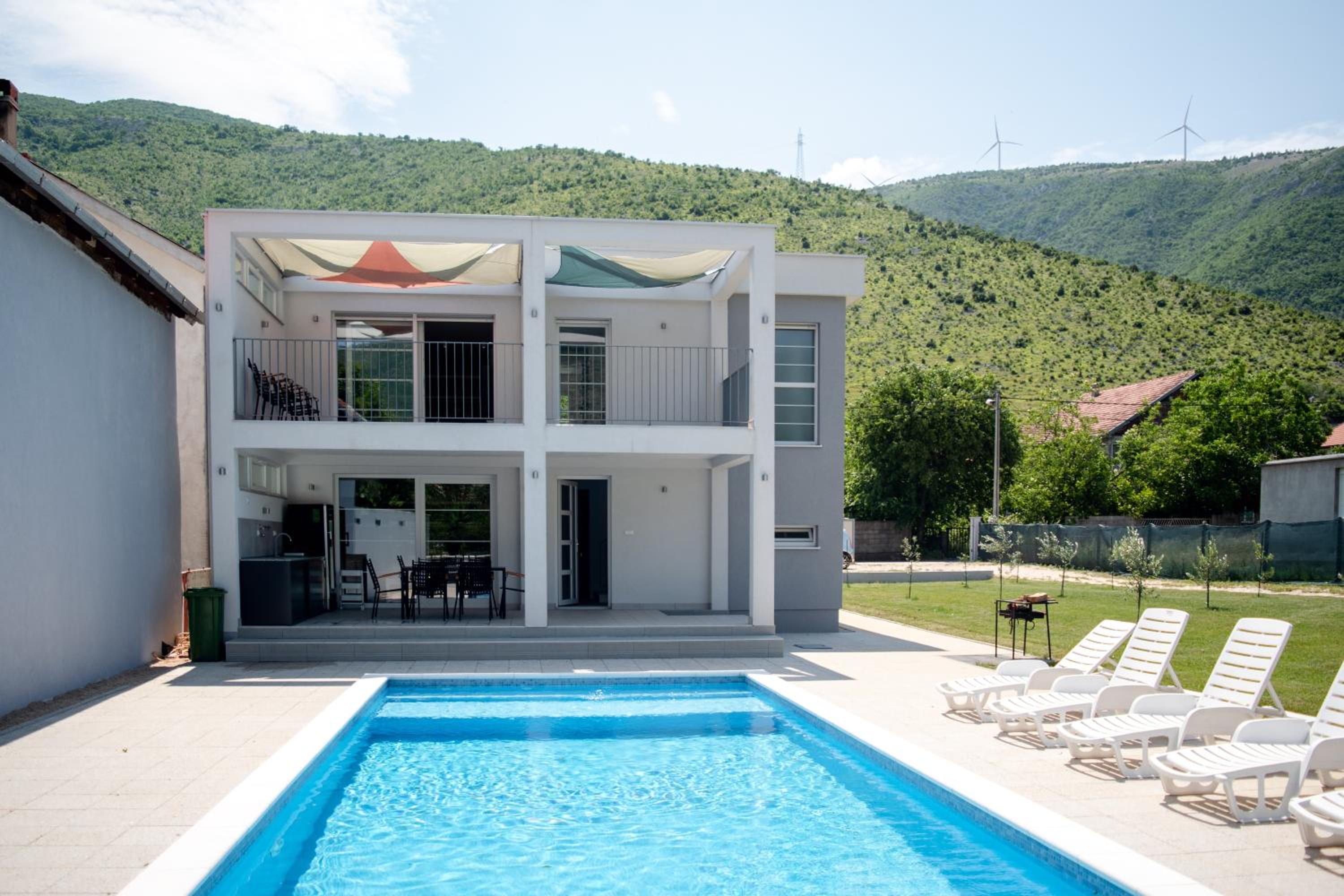 Luxury Villa with swimming pool photo 2