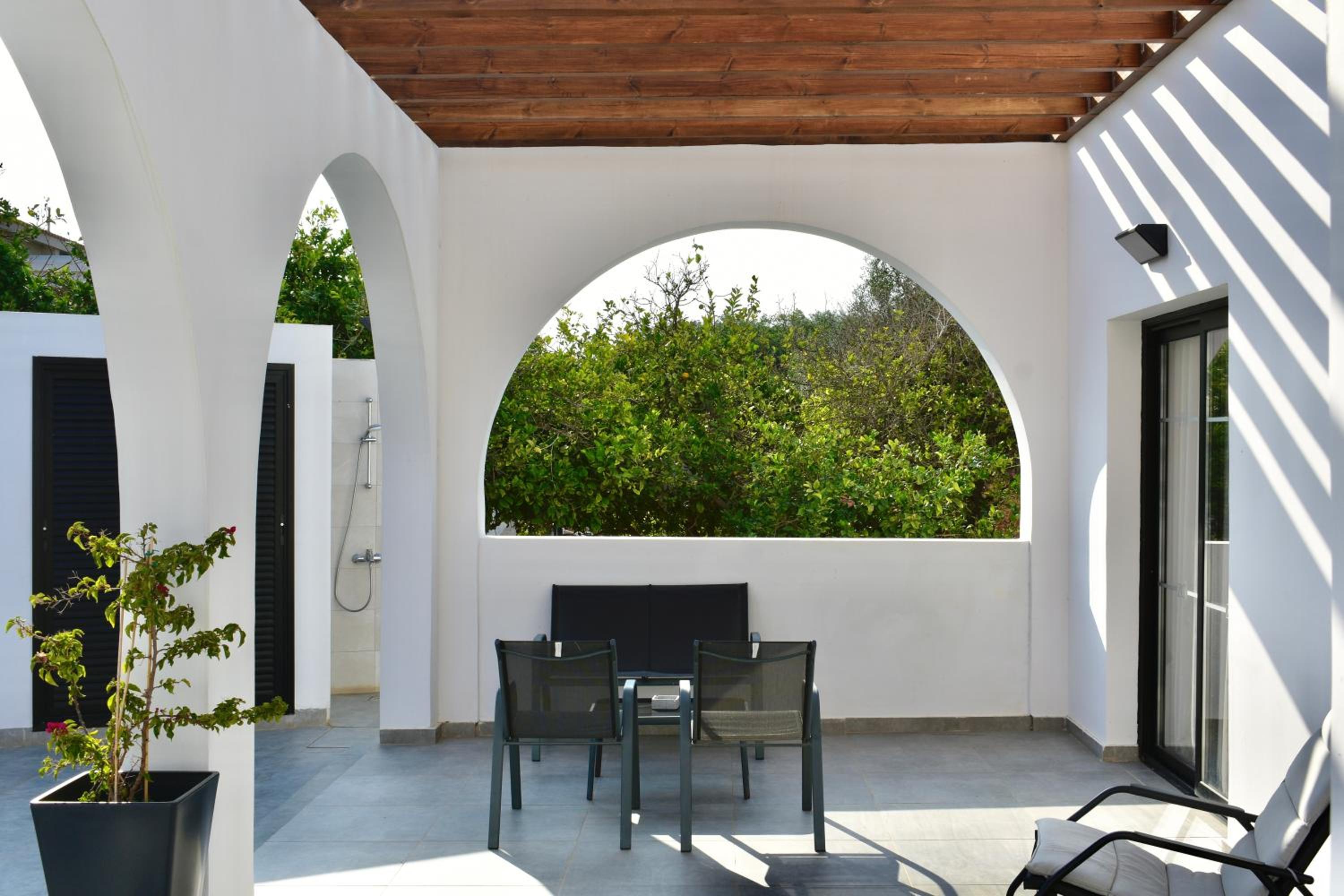 King Suite with Pool View
