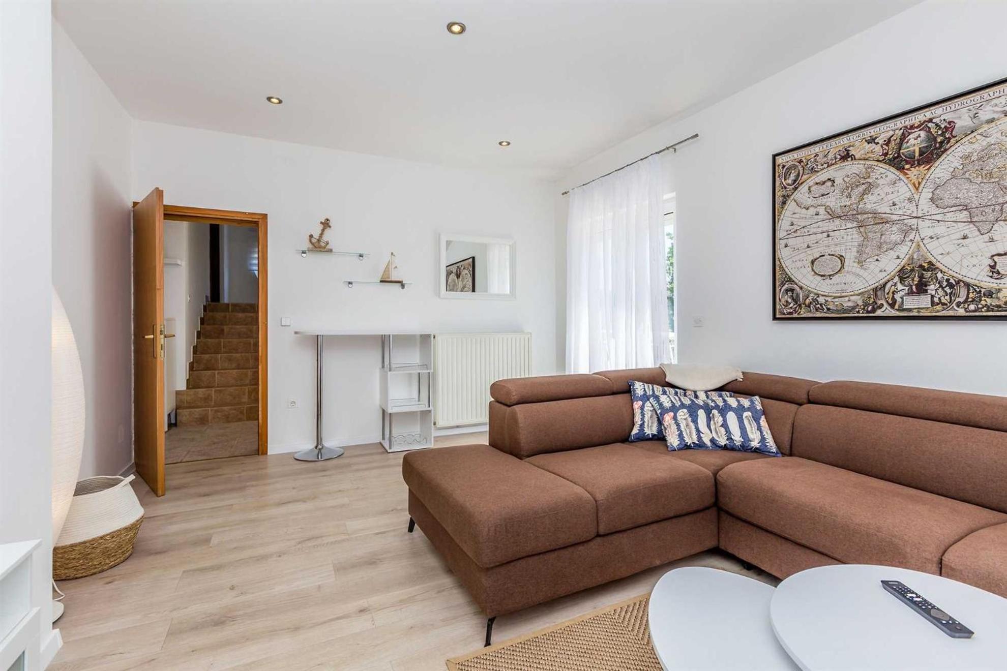 Five-Bedroom House photo 1