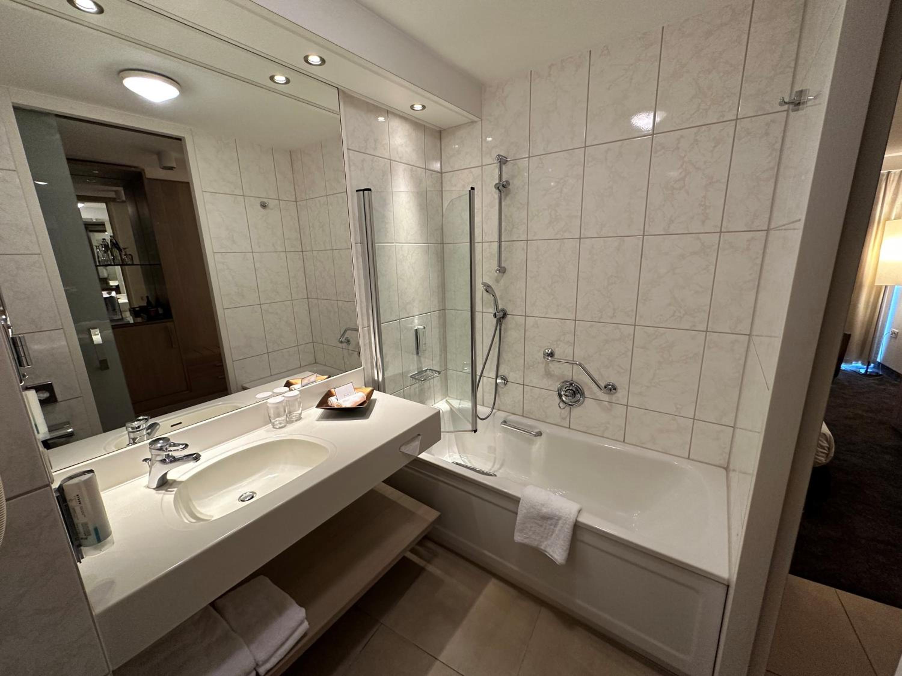 Deluxe Double or Twin Room with Spa Access - Photo 11