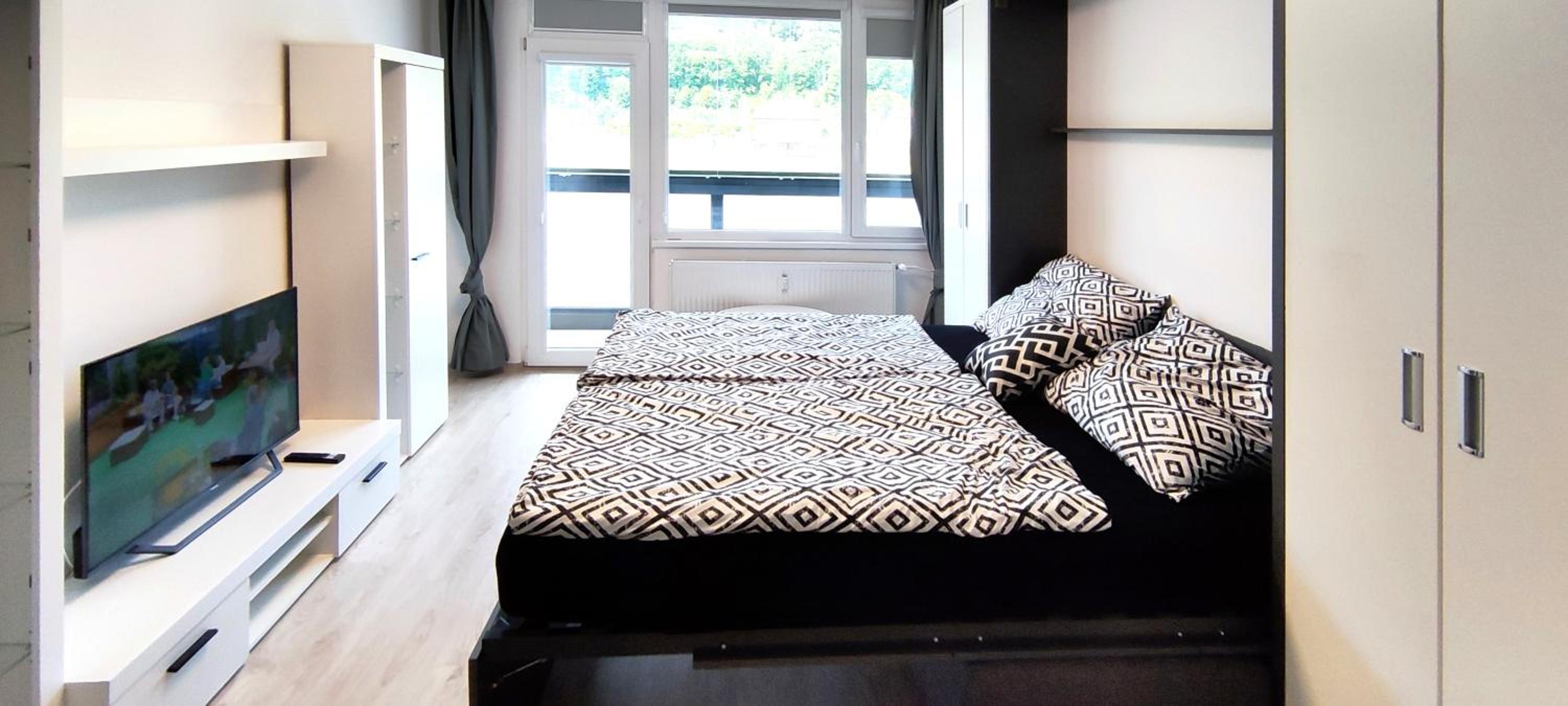 Apartment with Balcony - Photo 3
