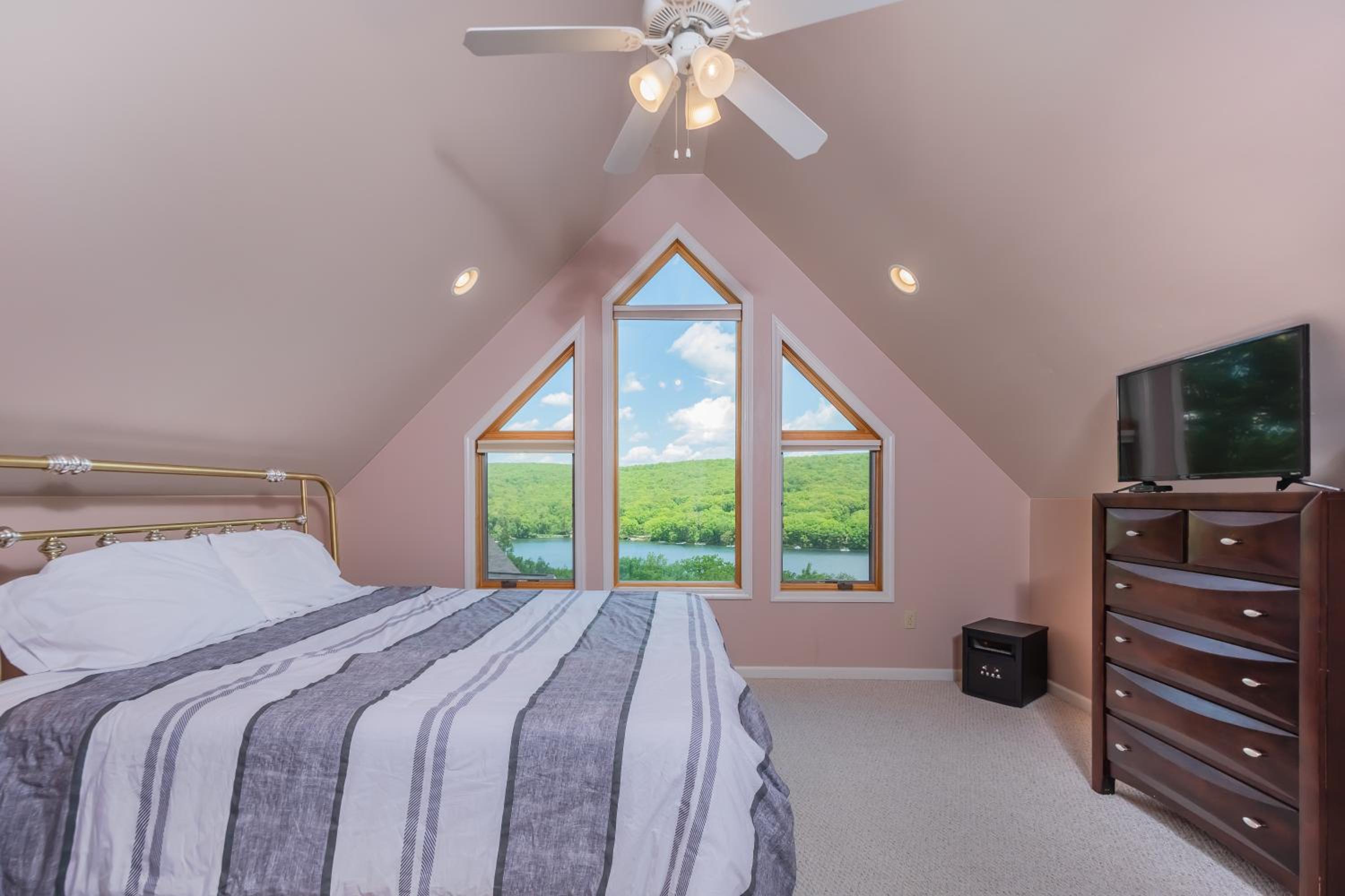 Five-Bedroom House photo 3