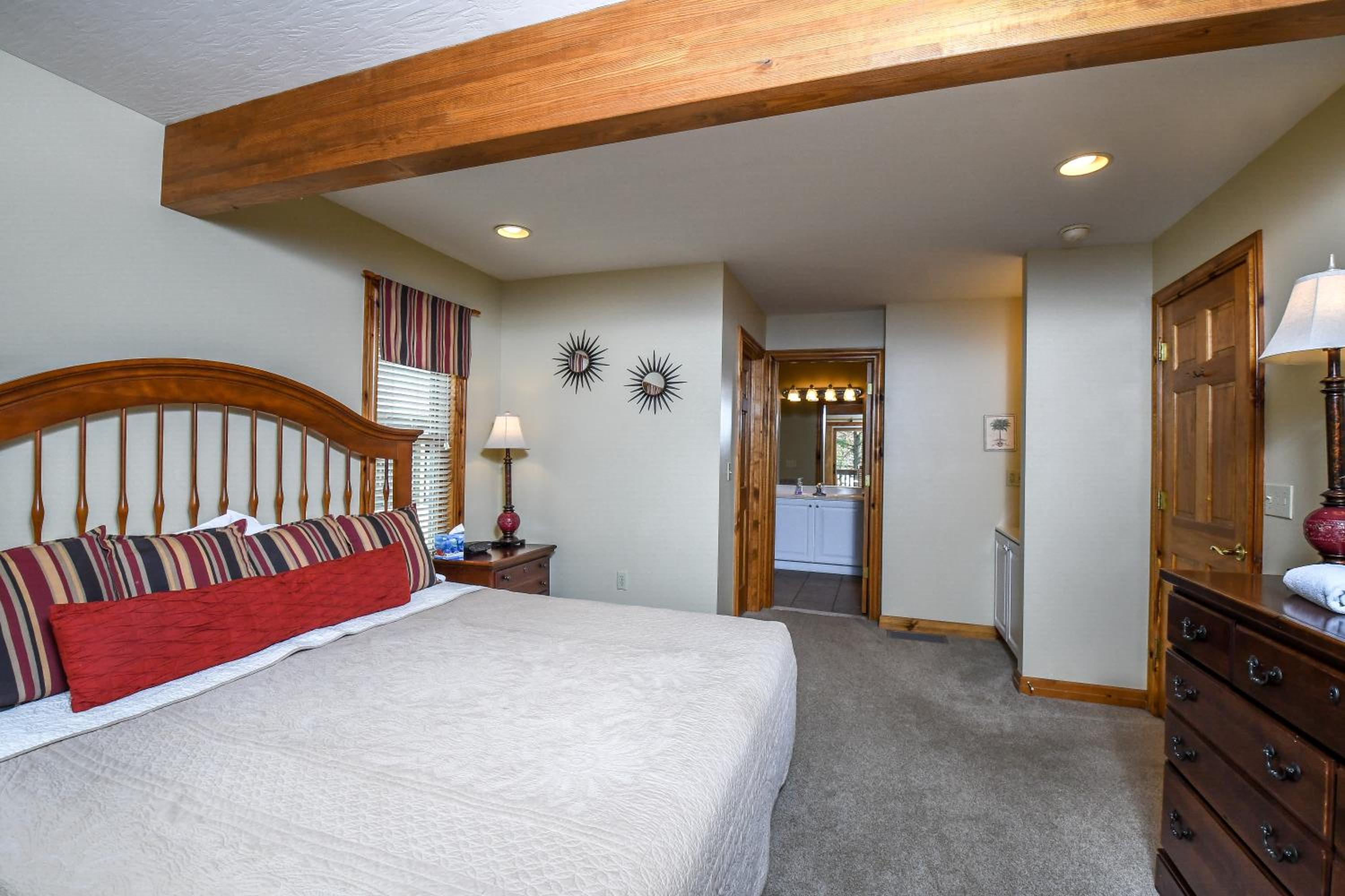 Six-Bedroom House photo 1