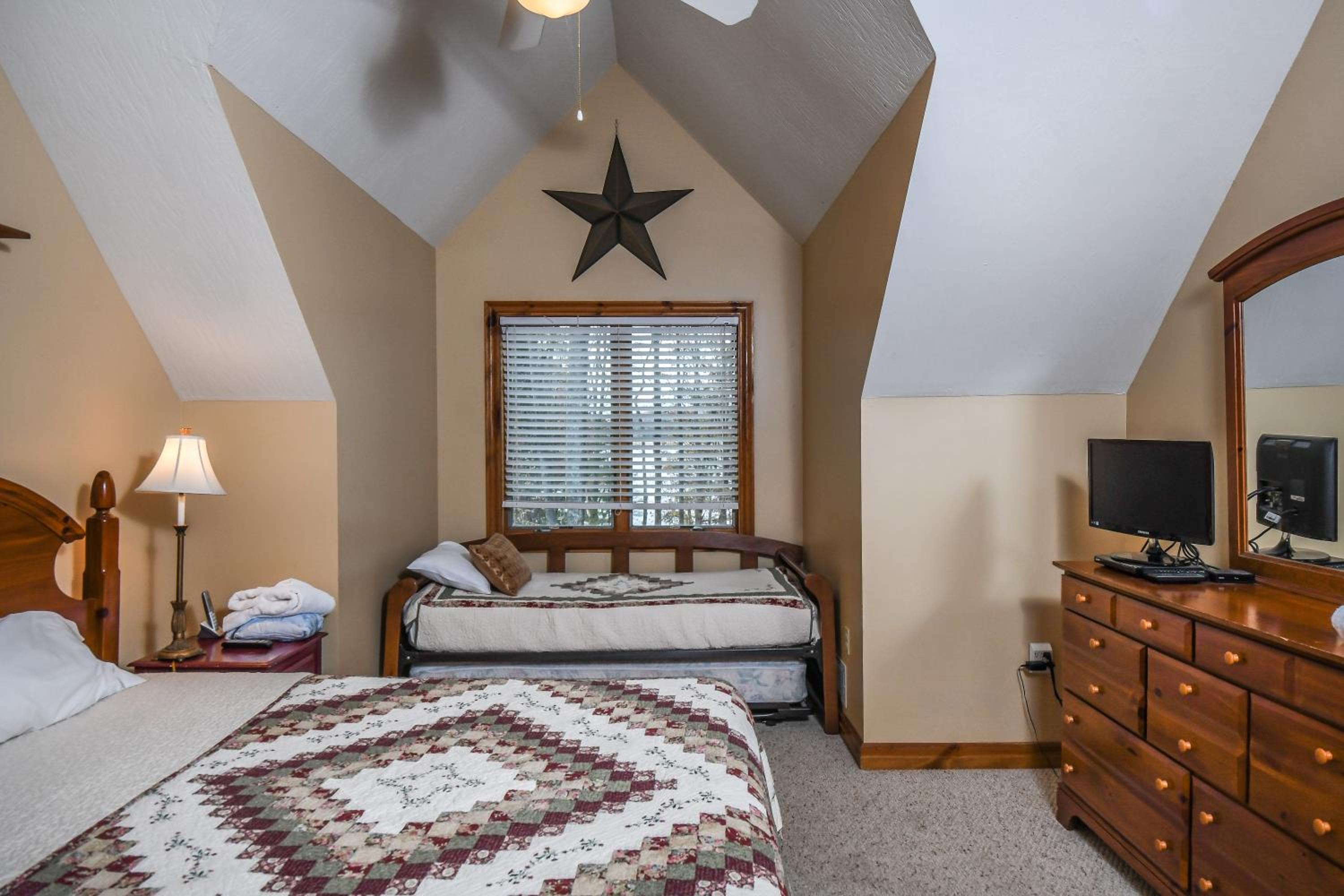 Six-Bedroom House photo 2