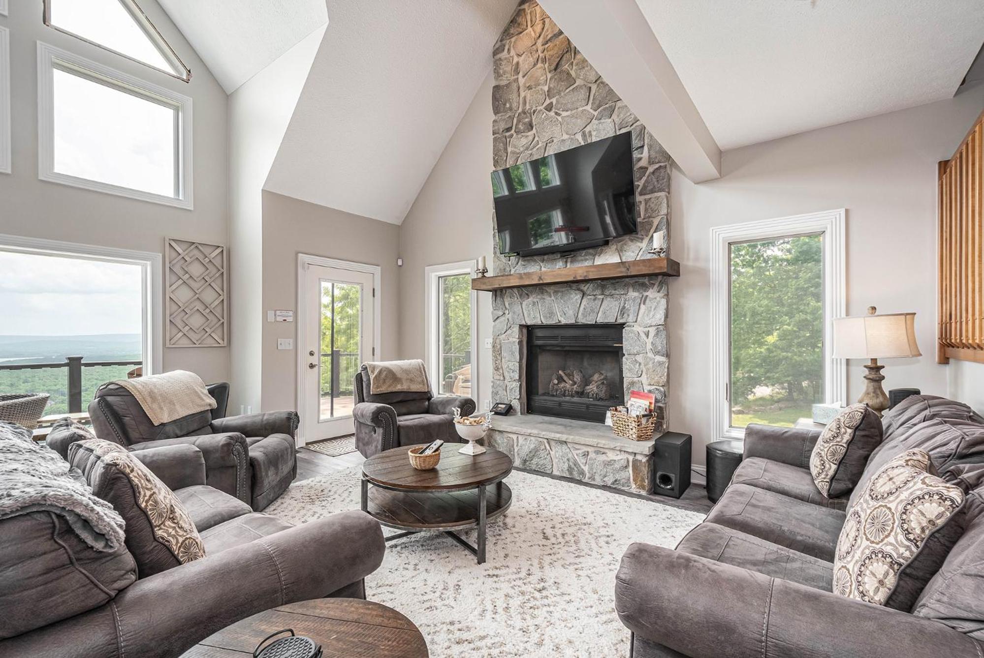 Five-Bedroom House photo 1