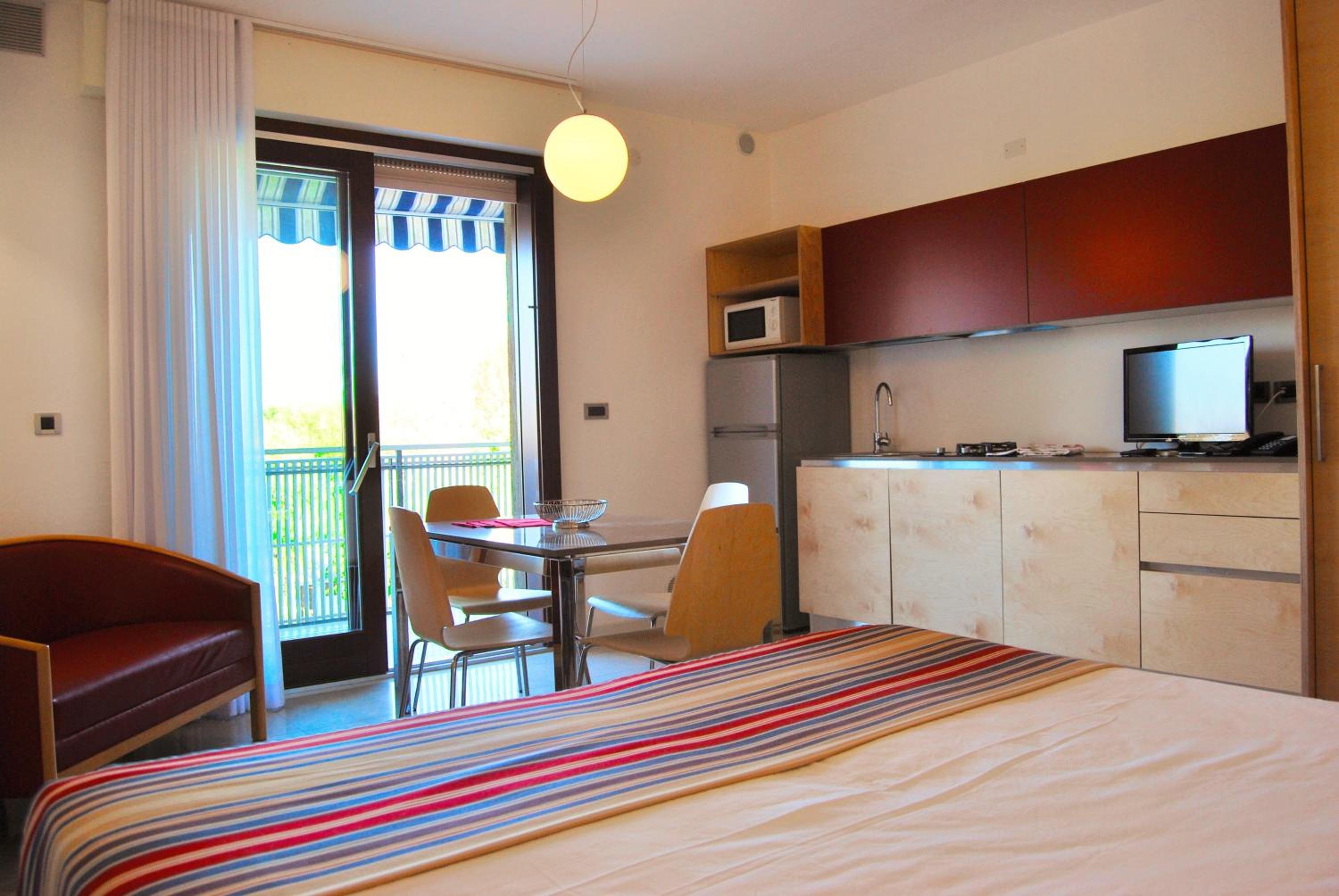 Superior Studio with Balcony - Photo 4