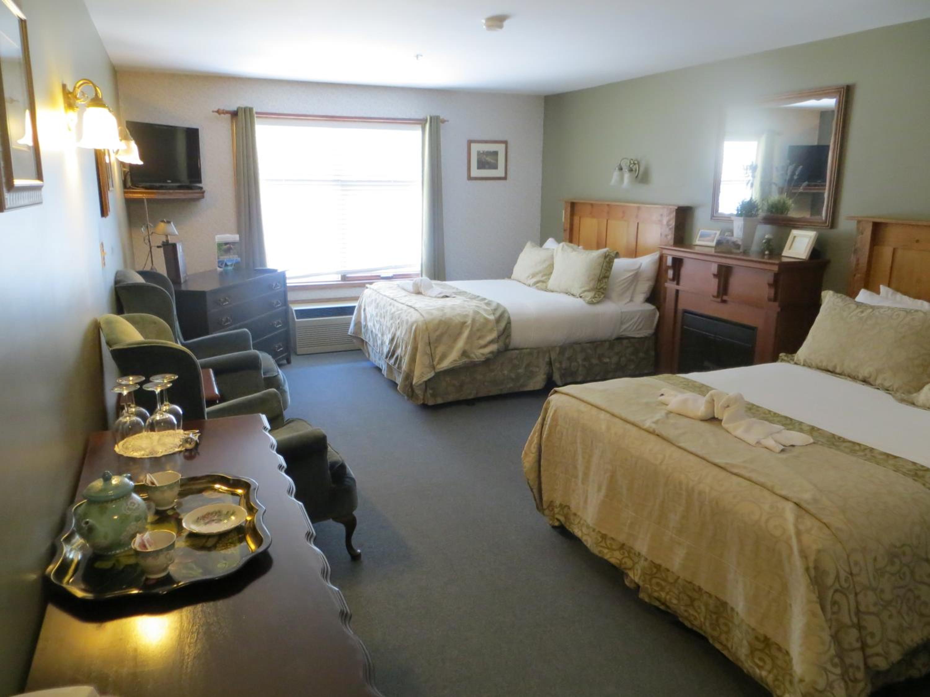 Queen Room with Two Queen Beds photo 2