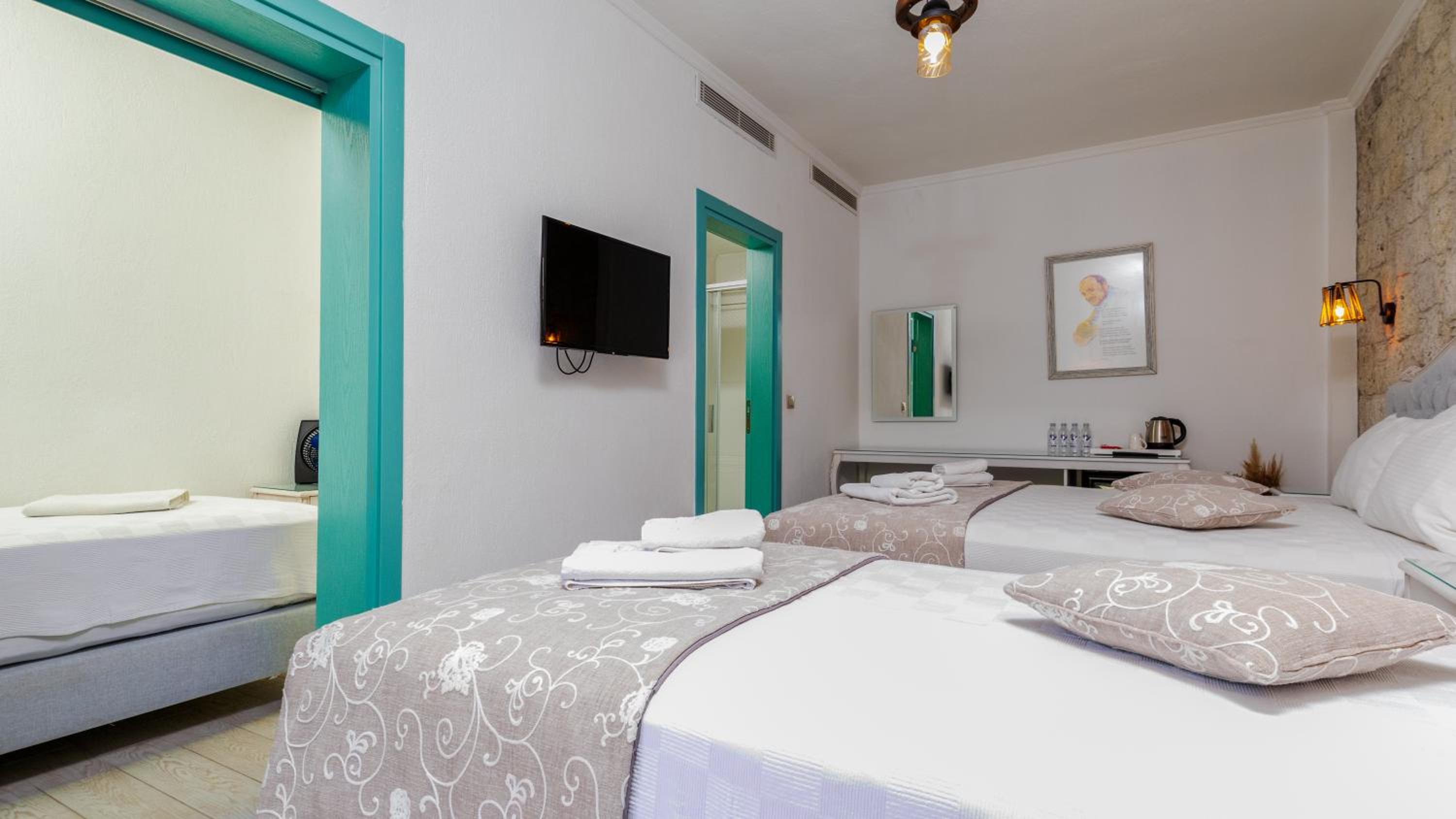 Deluxe Quadruple Room - Photo 1