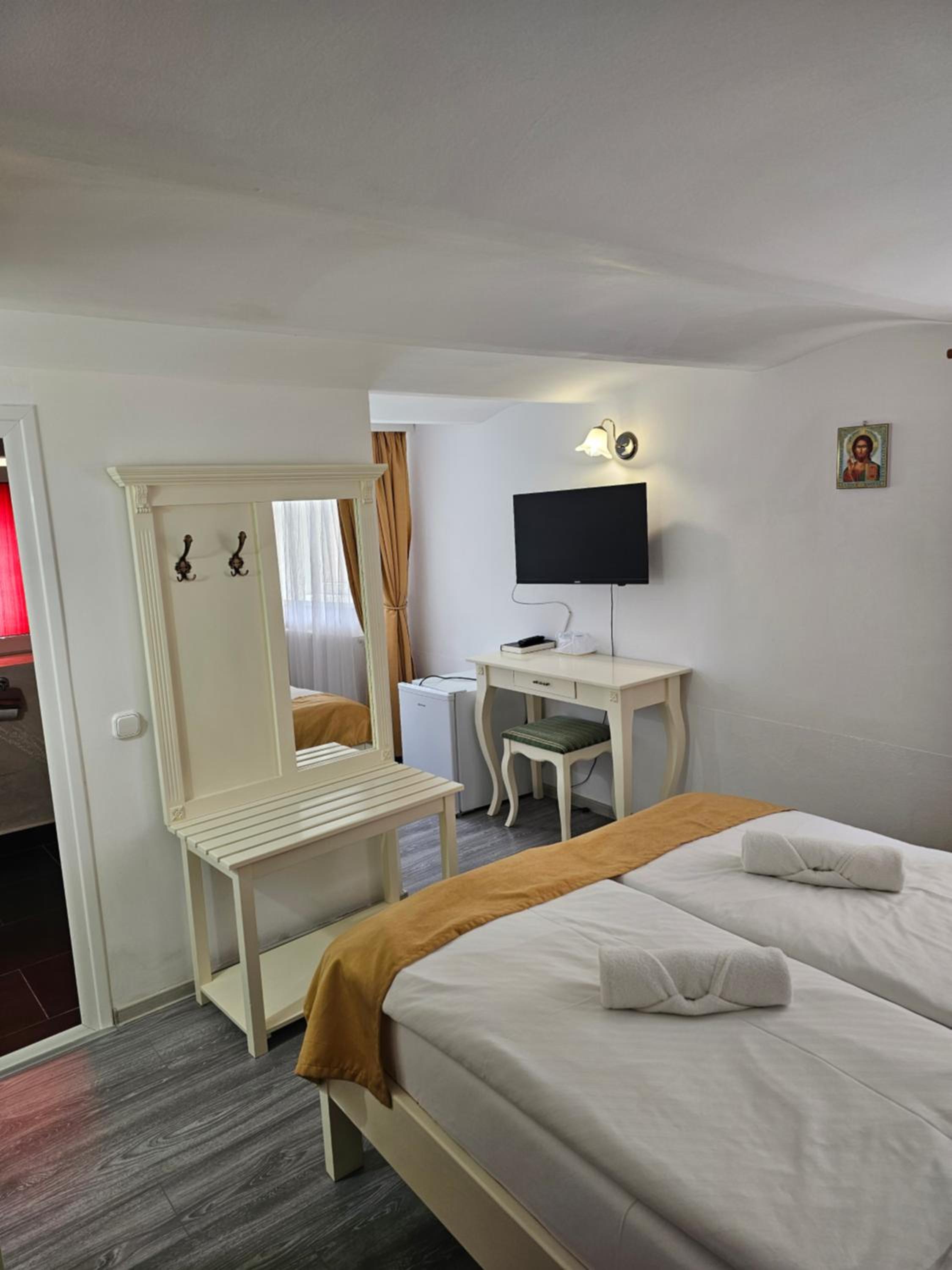 Deluxe Queen Room - Photo 1