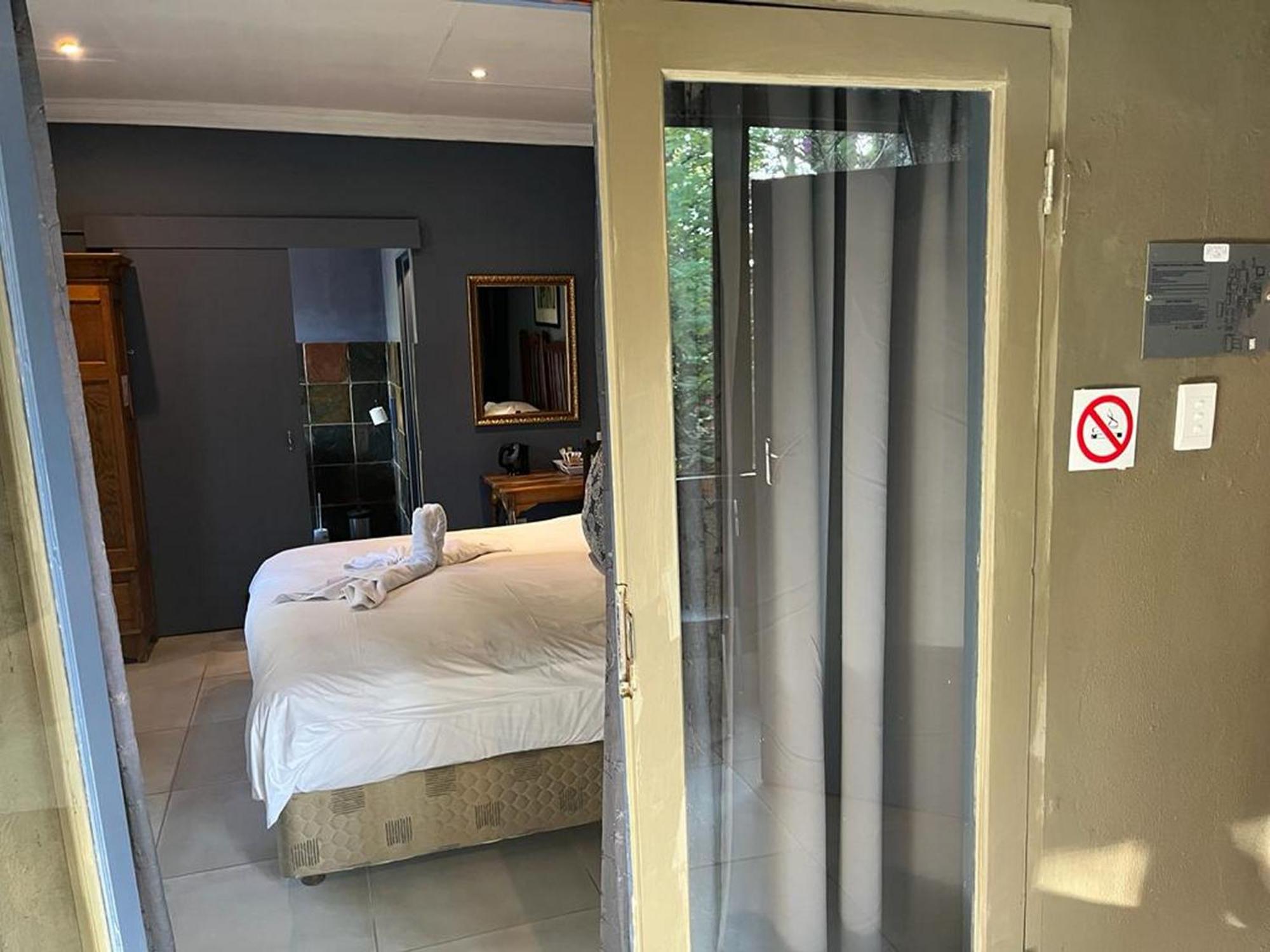 Family Suite with Balcony - Photo 9