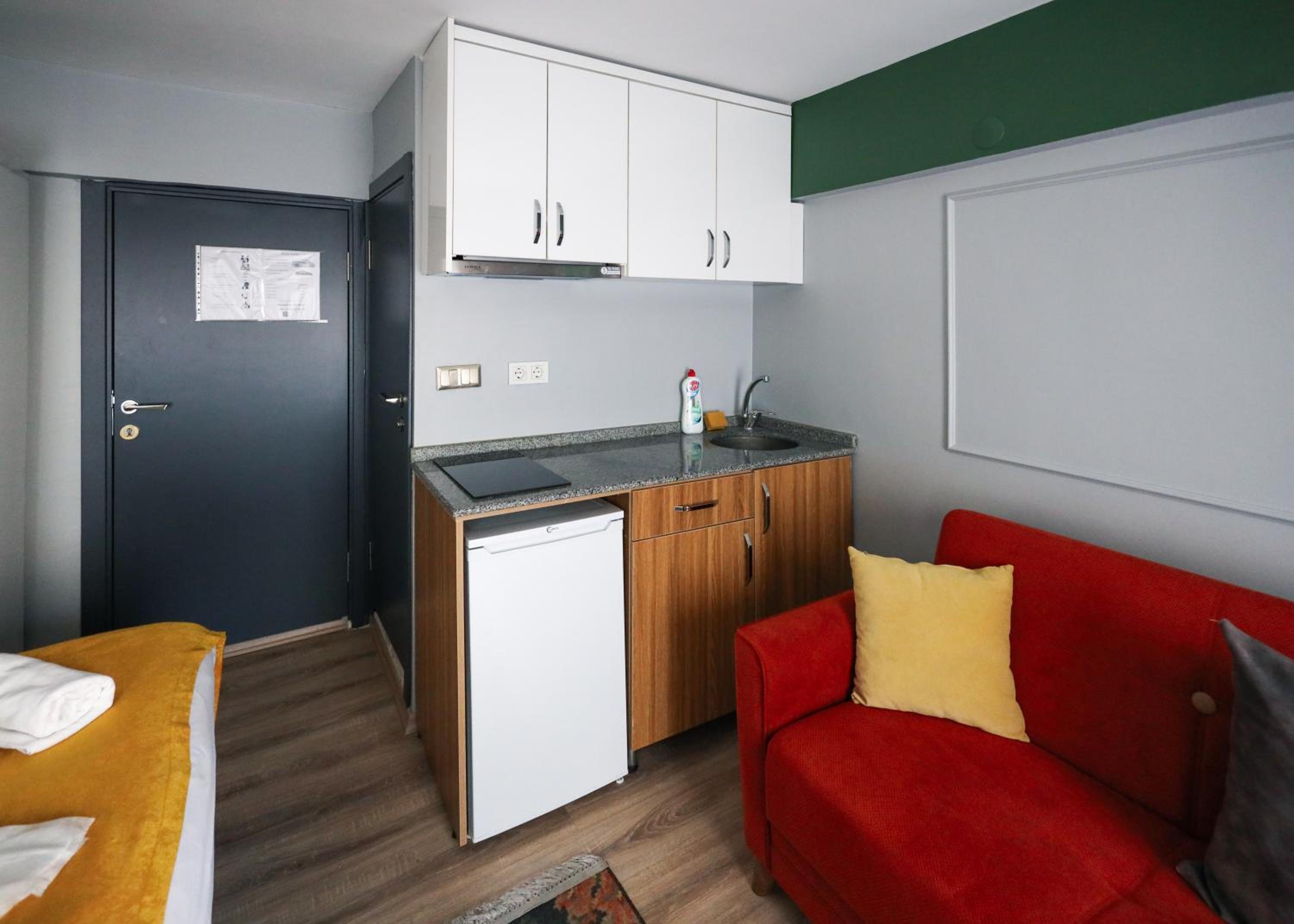 Economy Triple Room photo 3