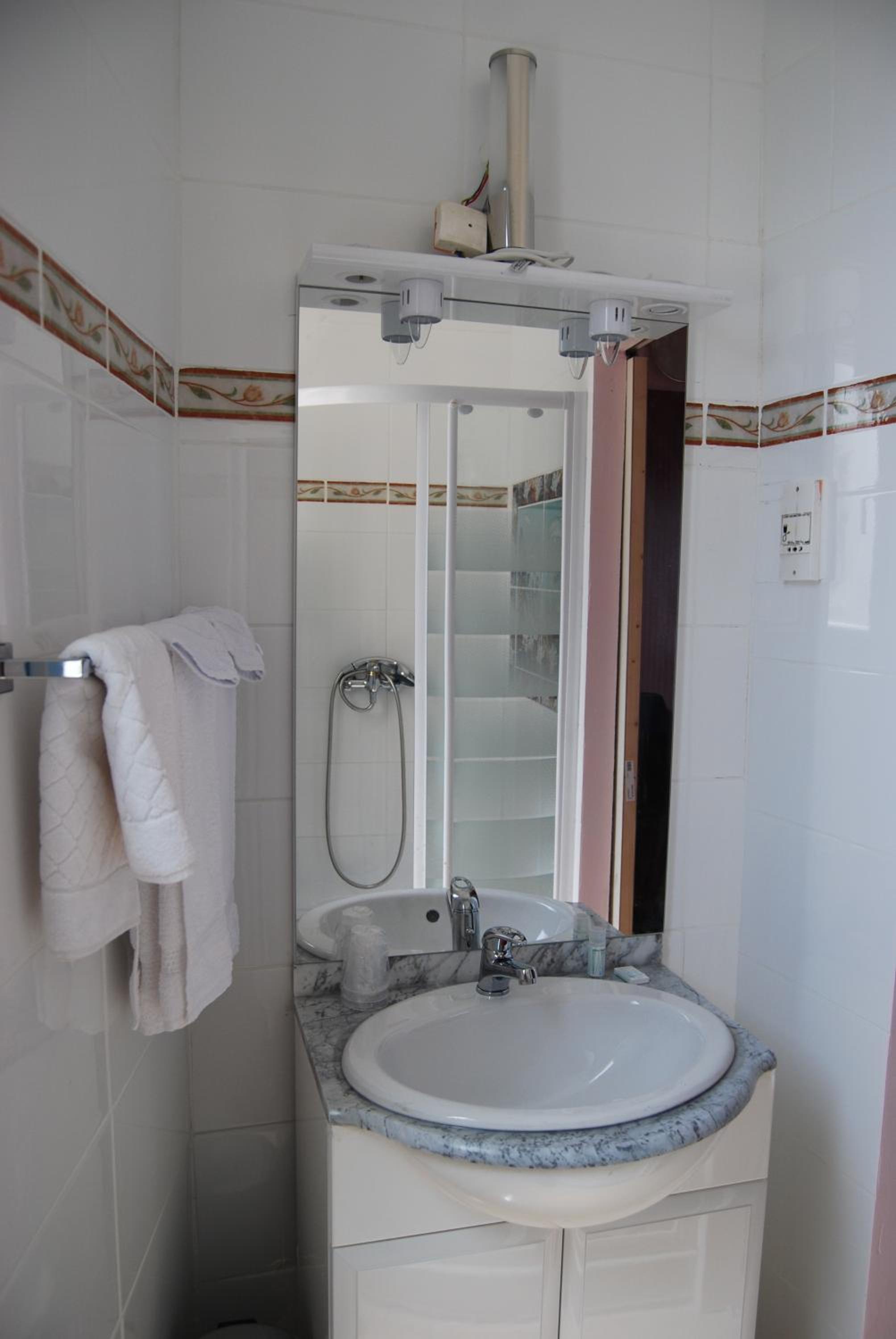 Double or Twin Room - Photo 2