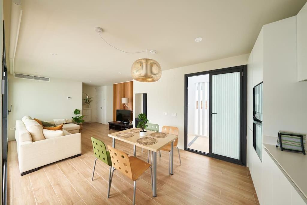 Three-Bedroom House photo 3