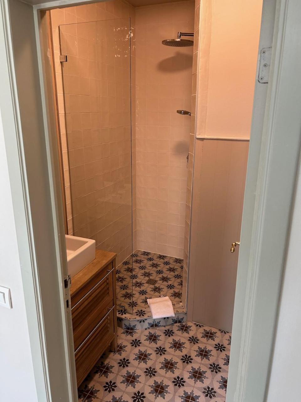 Comfort Queen Room with cathedral View - Photo 4