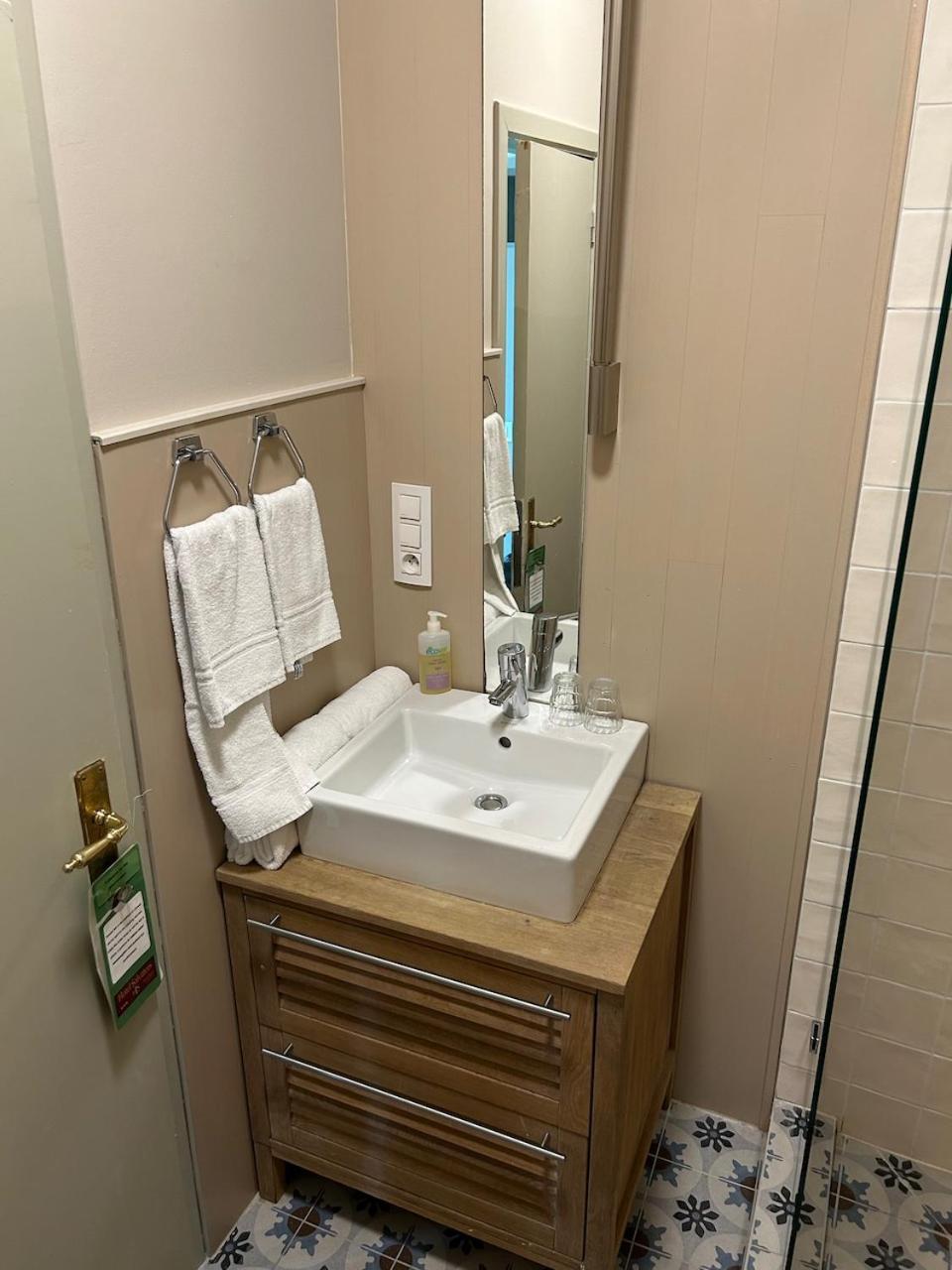 Comfort Queen Room with cathedral View - Photo 10