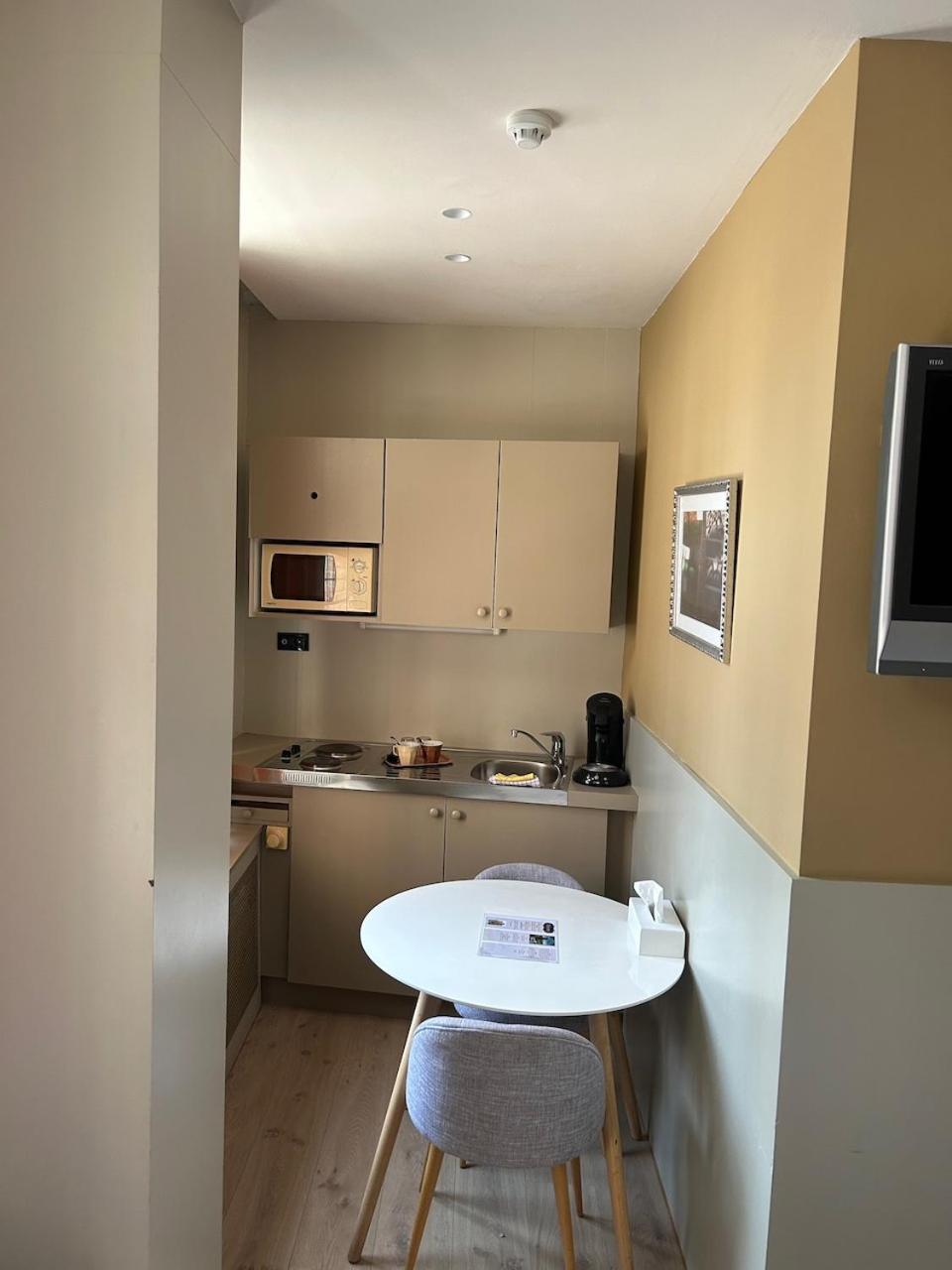 Comfort Queen with cathedral view and kitchen - Photo 2
