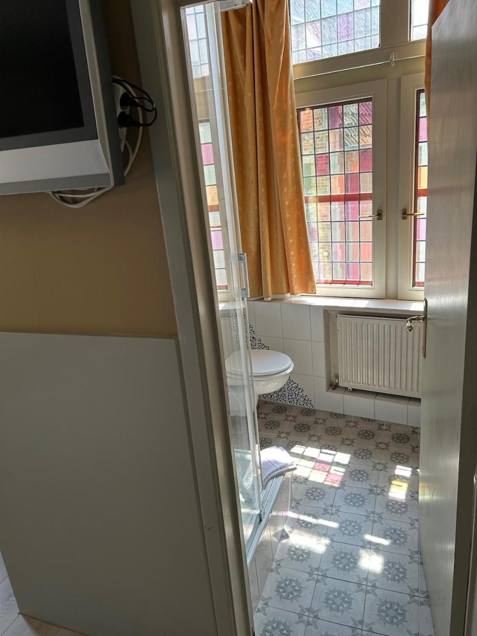 Comfort Queen with cathedral view and kitchen - Photo 3
