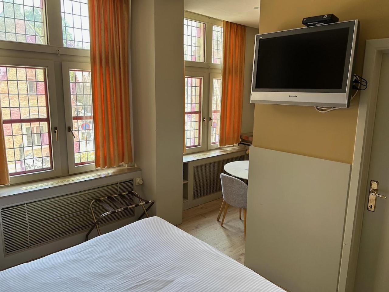 Comfort Queen with cathedral view and kitchen - Photo 1