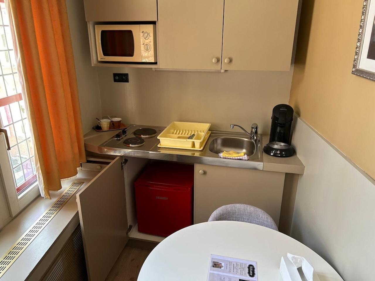 Comfort Queen with cathedral view and kitchen - Photo 4
