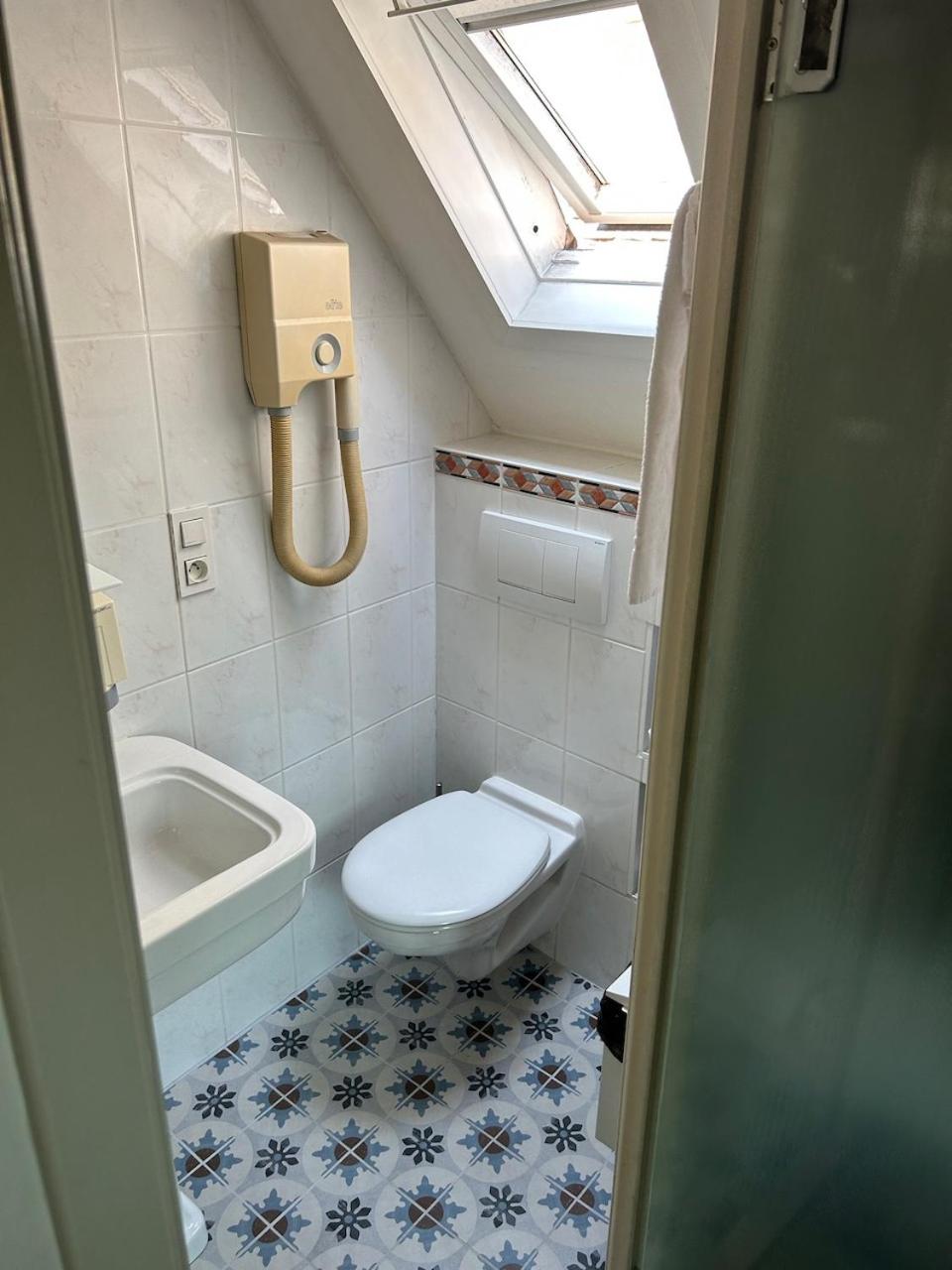 Comfort Queen Room with cathedral view and Air-conditioning - Photo 3