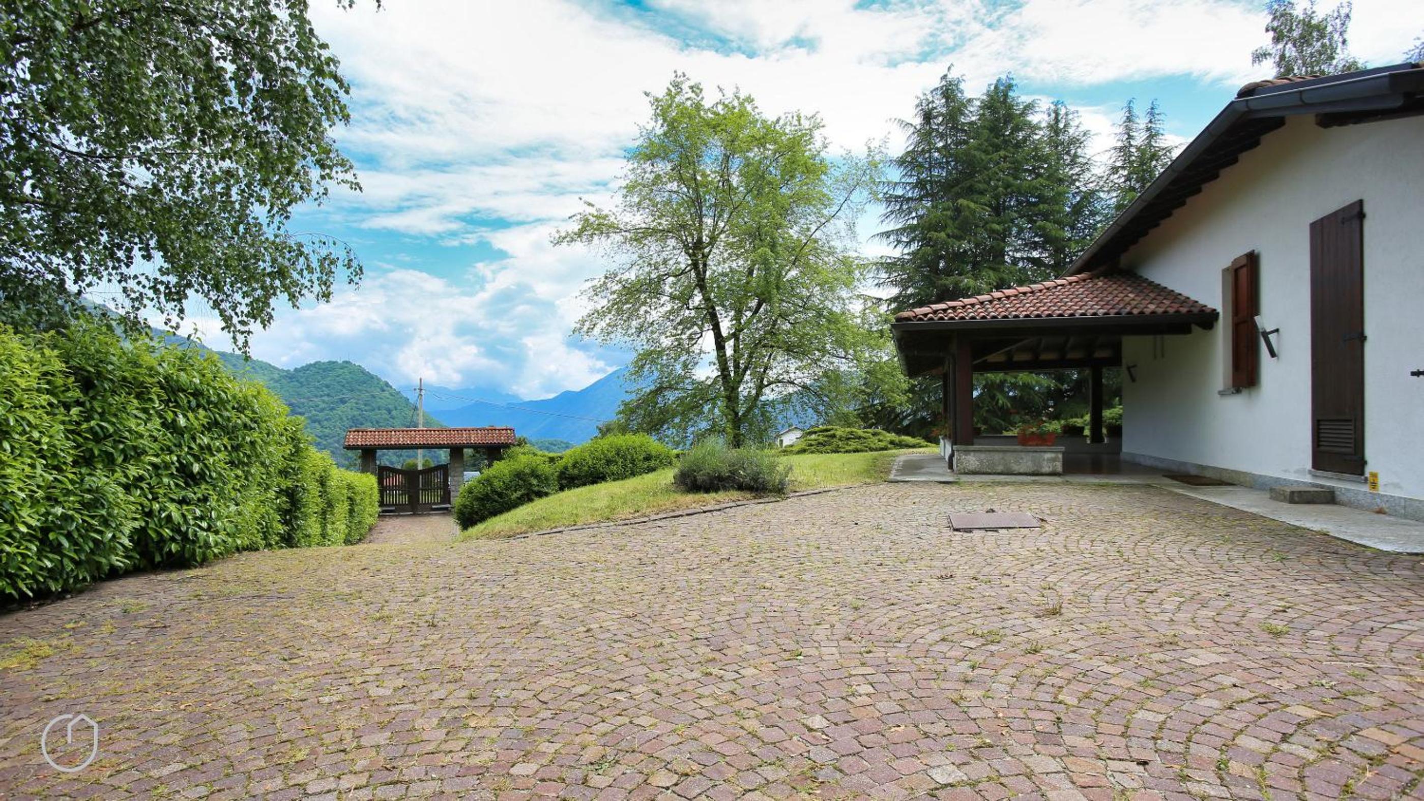 Villa photo 2