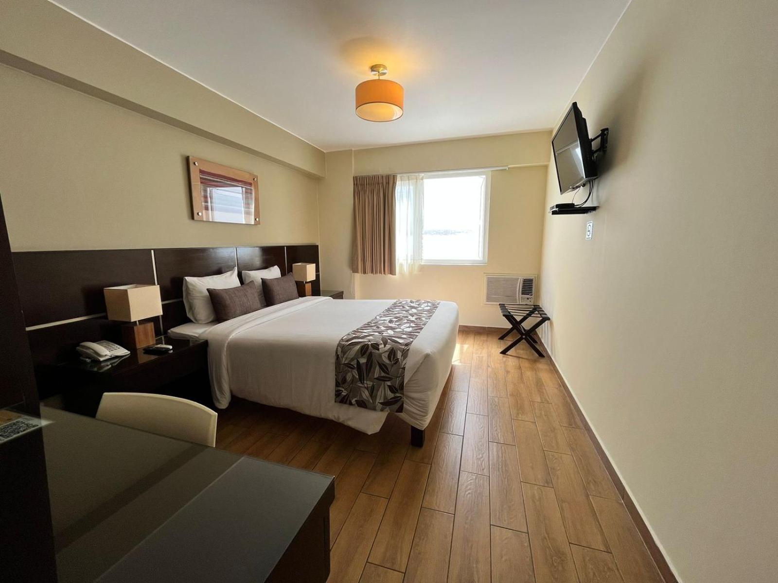 Queen Room photo 2