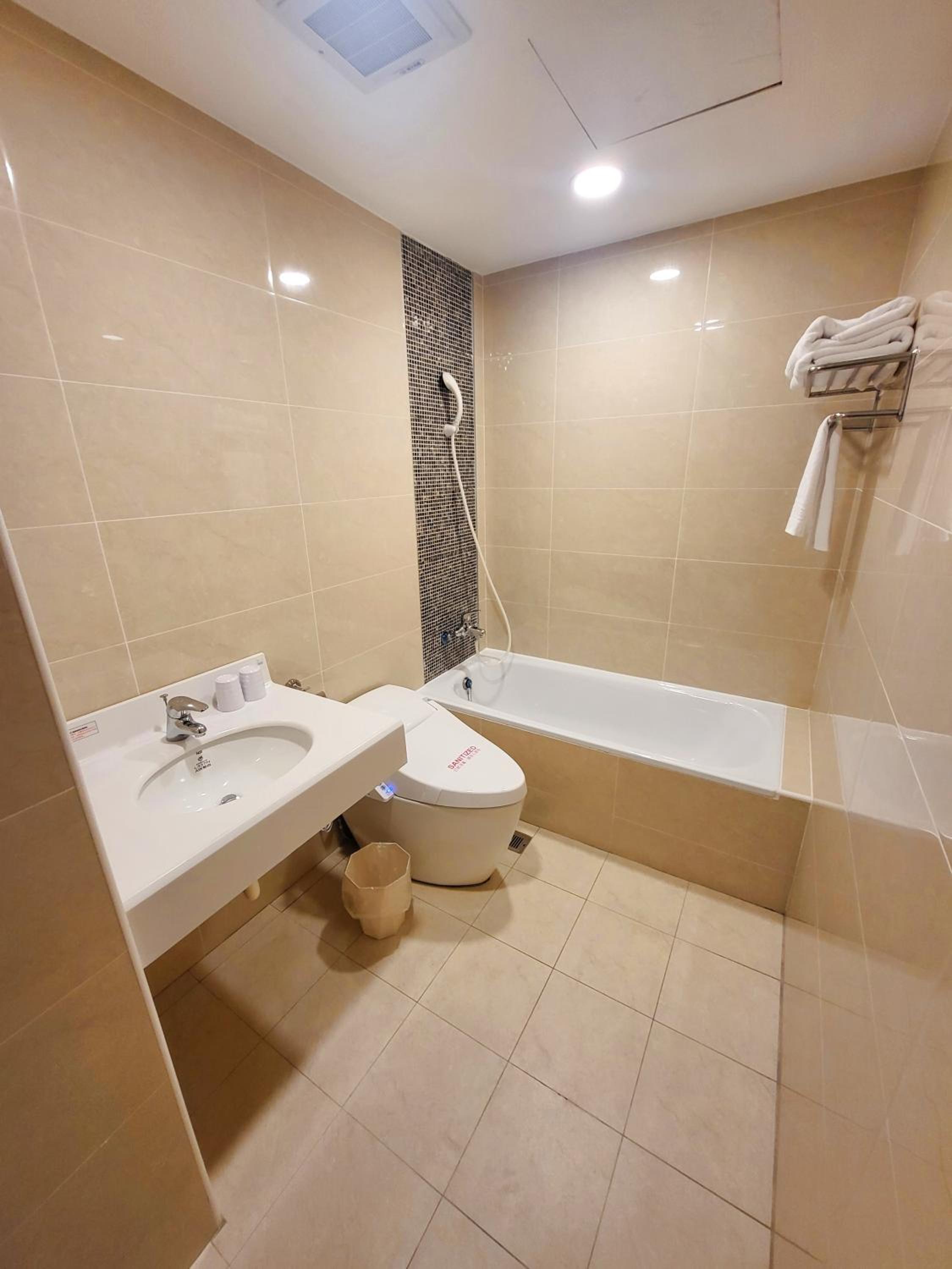 Double Room with Private Bathroom photo 3