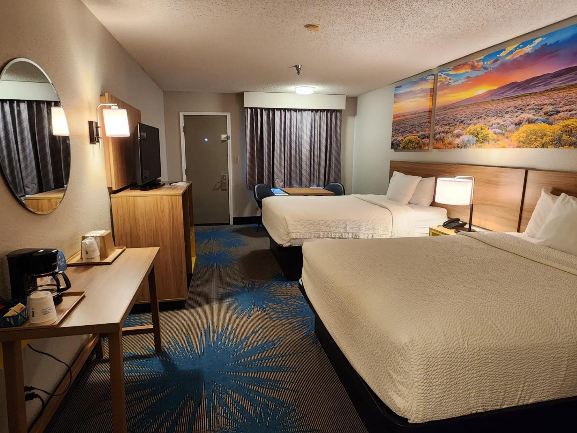 Queen Room with Two Queen Beds - Non-Smoking - Photo 7
