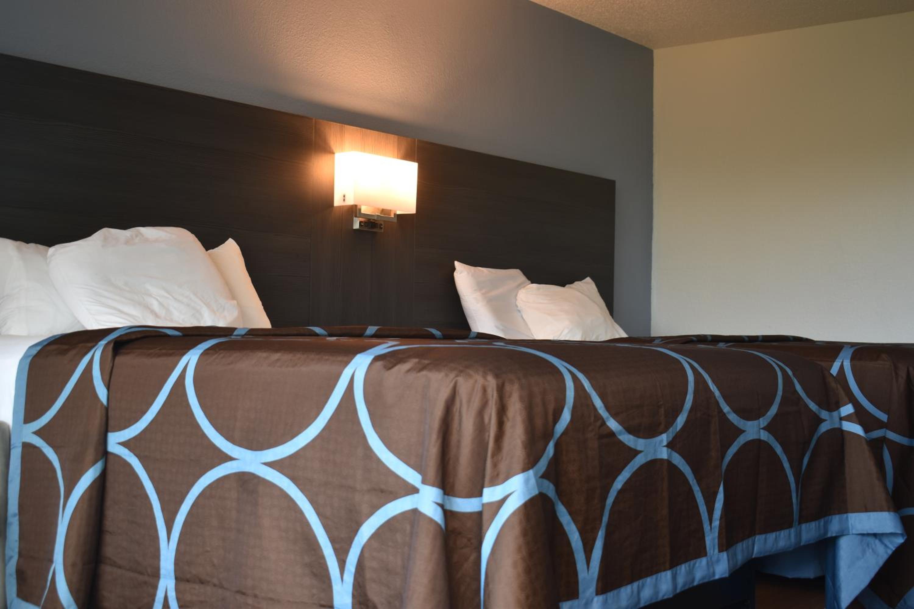 Queen Room with Two Queen Beds - Non-Smoking - Photo 7