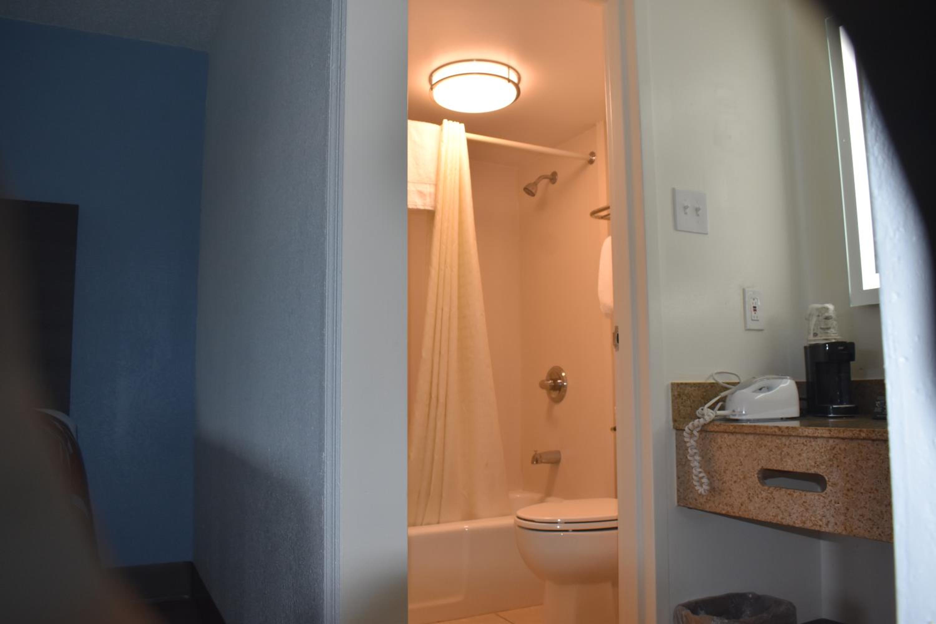 King Room - Non-Smoking - Photo 5