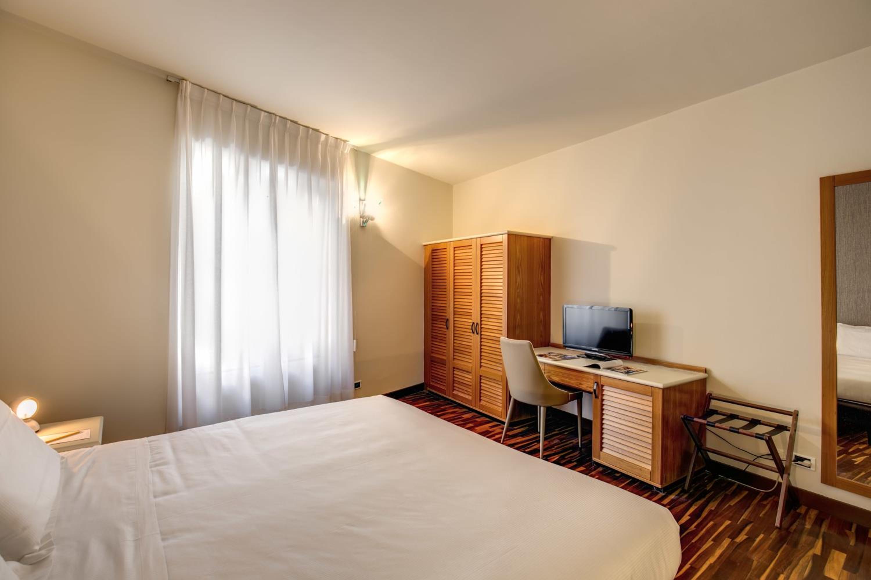 Double or Twin Room photo 3