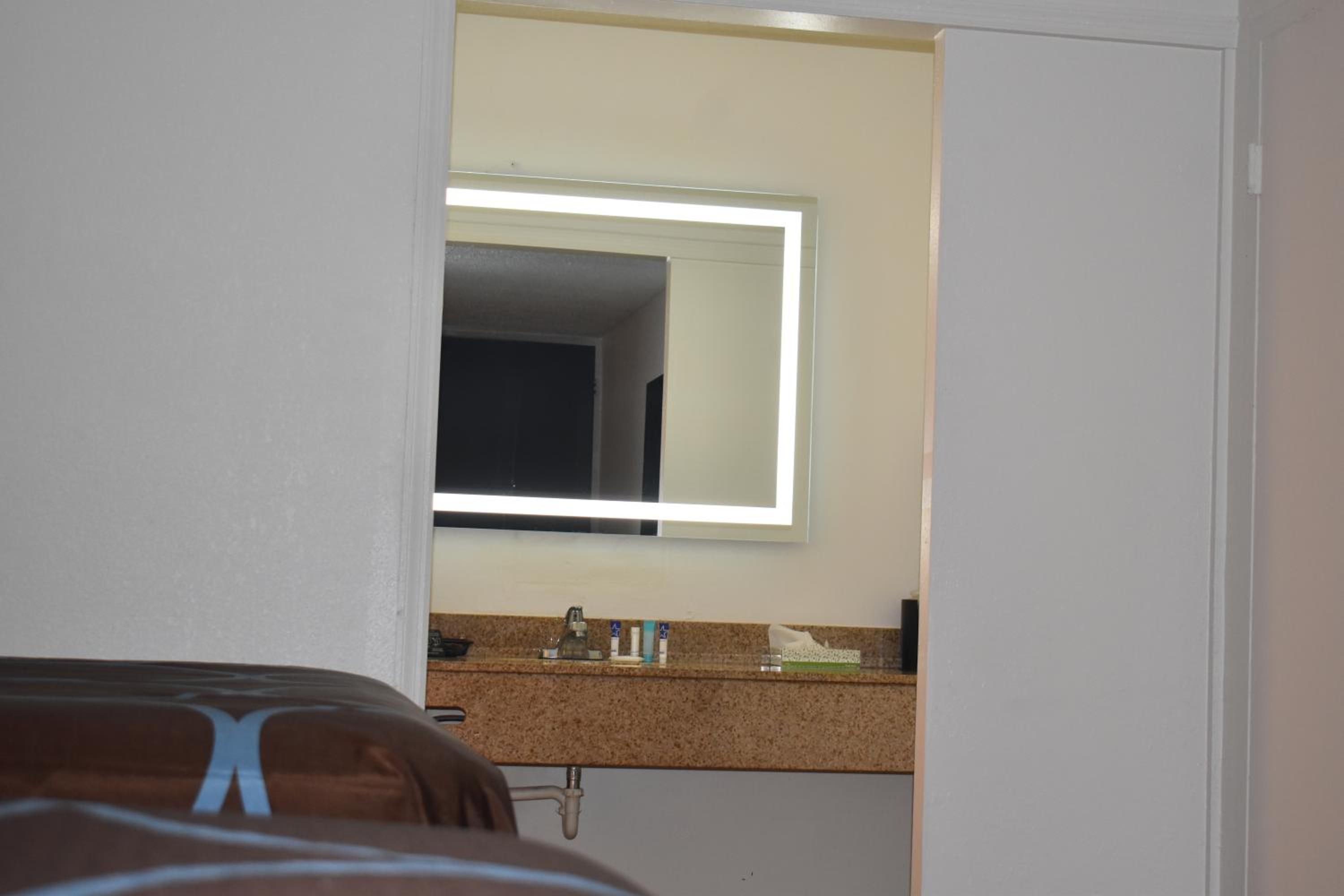 Queen Room with Two Queen Beds - Non-Smoking - Photo 2