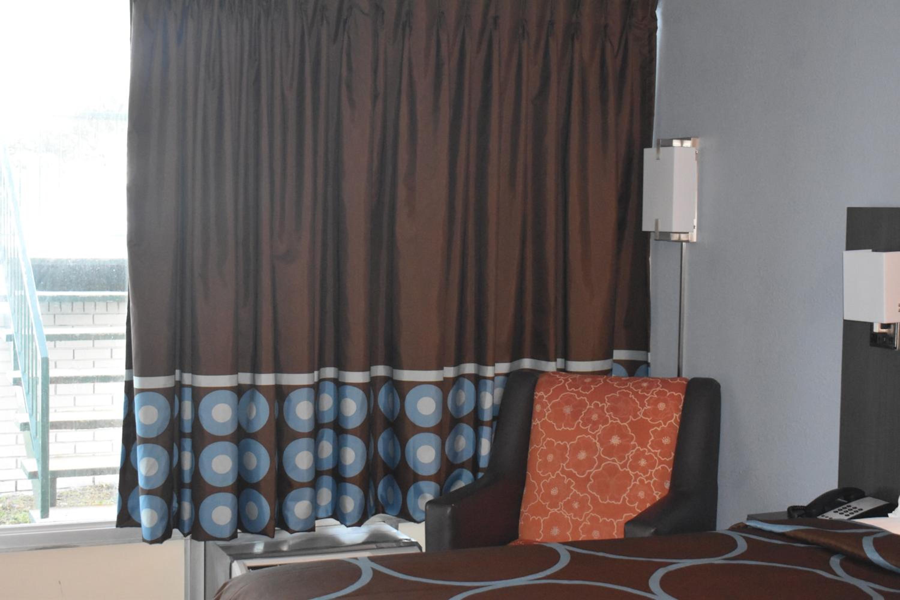 Queen Room with Two Queen Beds - Non-Smoking - Photo 6
