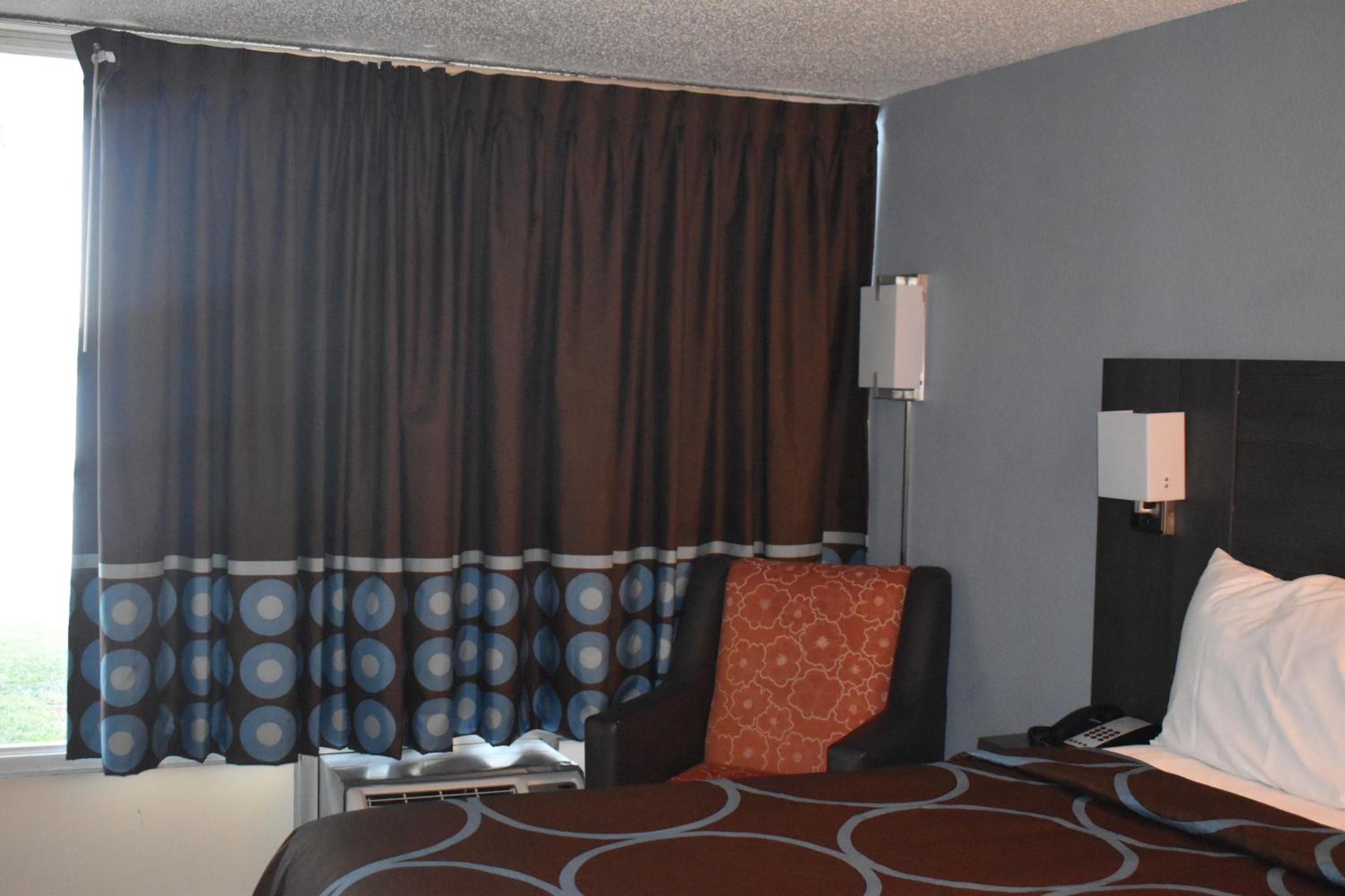 Queen Room with Two Queen Beds - Smoking - Photo 2