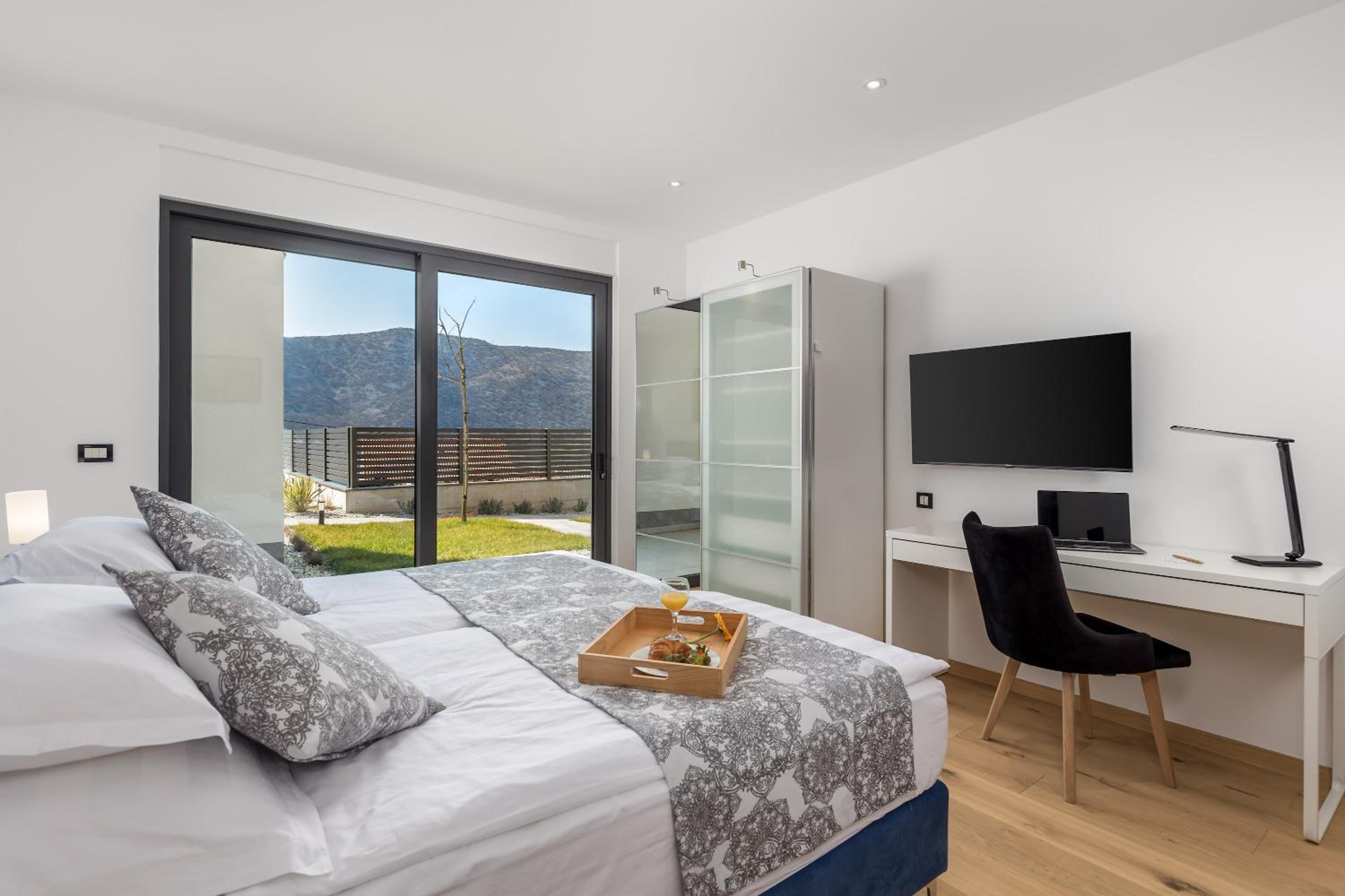 Nine-Bedroom Villa photo 1