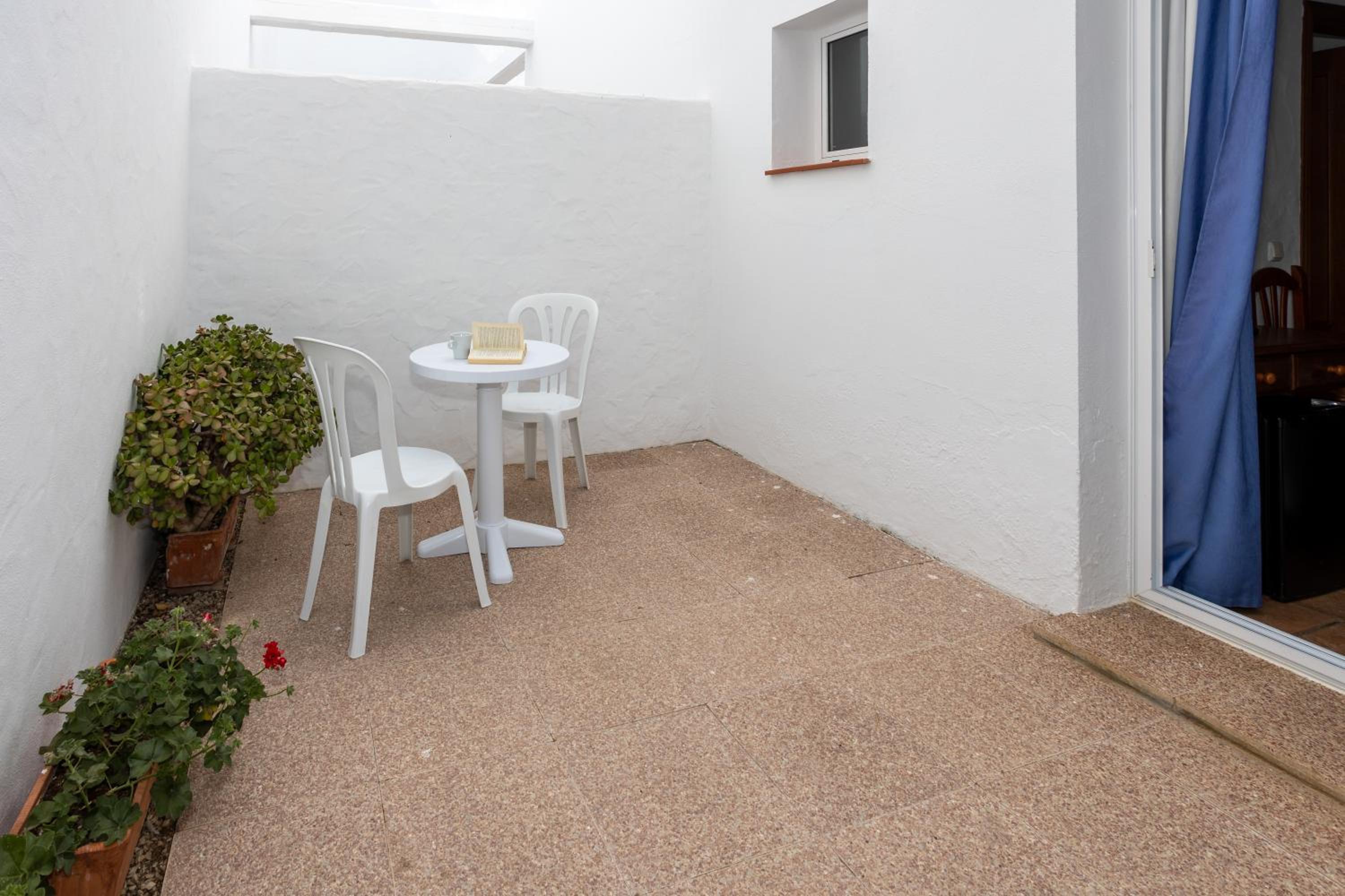 Twin Room with Courtyard - Photo 5