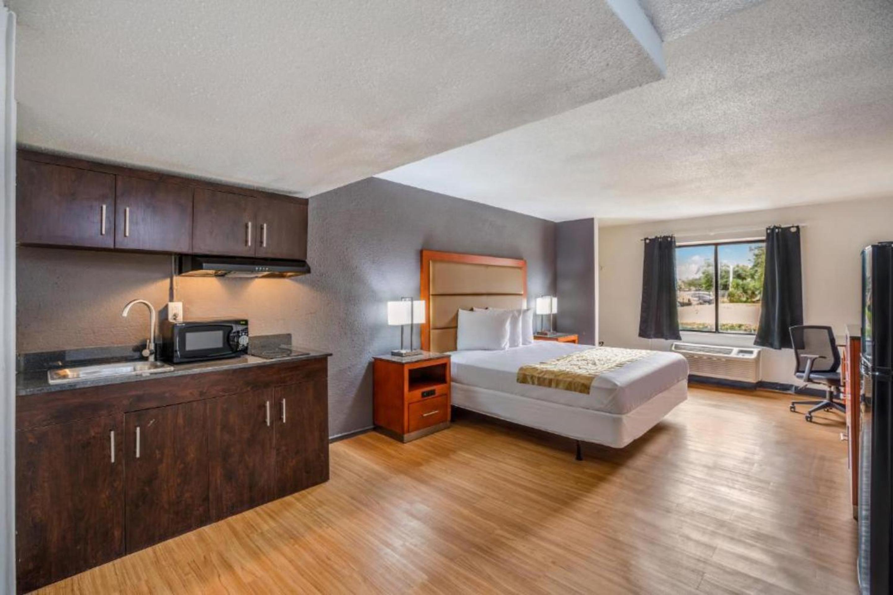 King Bed with Kitchenette Non-Smoking