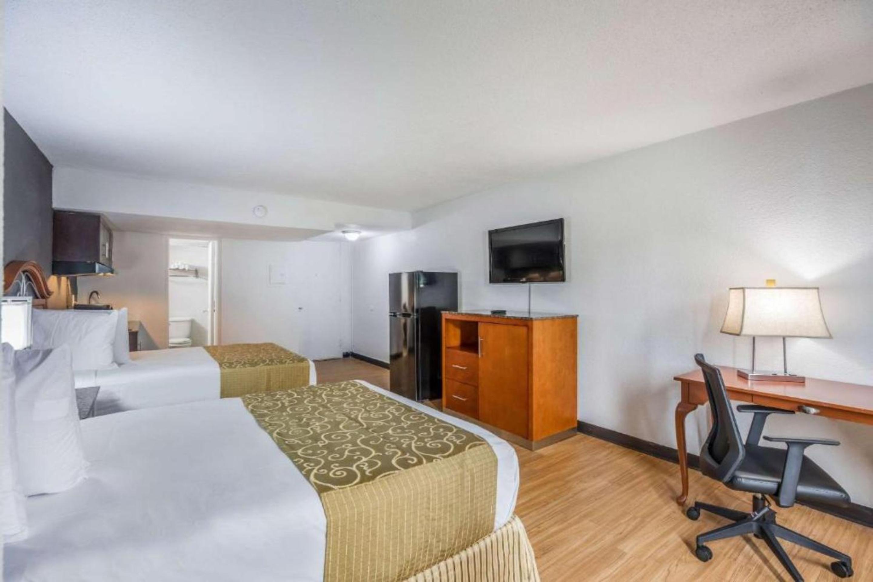 2 Full Bed with kitchenette Non-Smoking