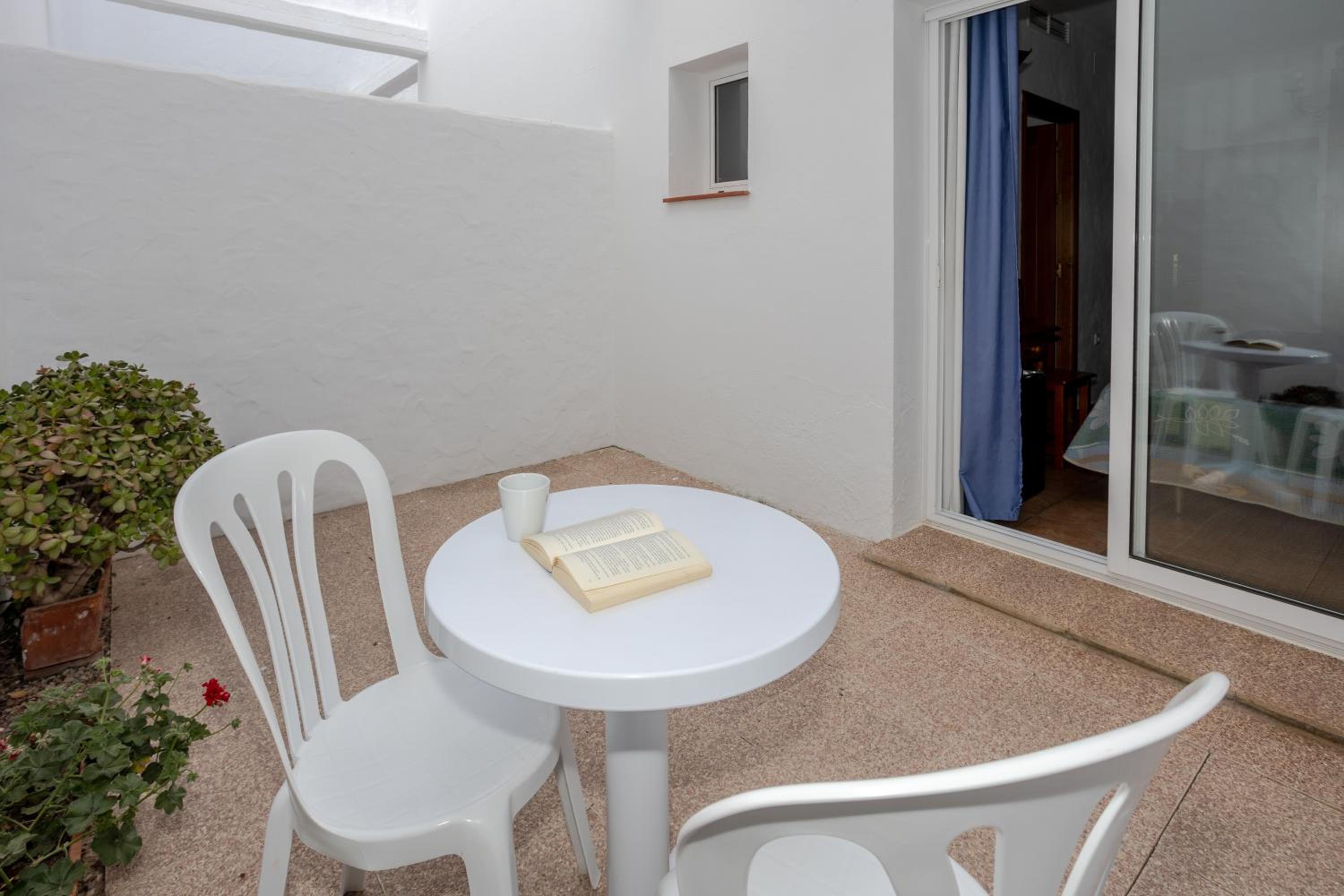 Twin Room with Courtyard - Photo 17