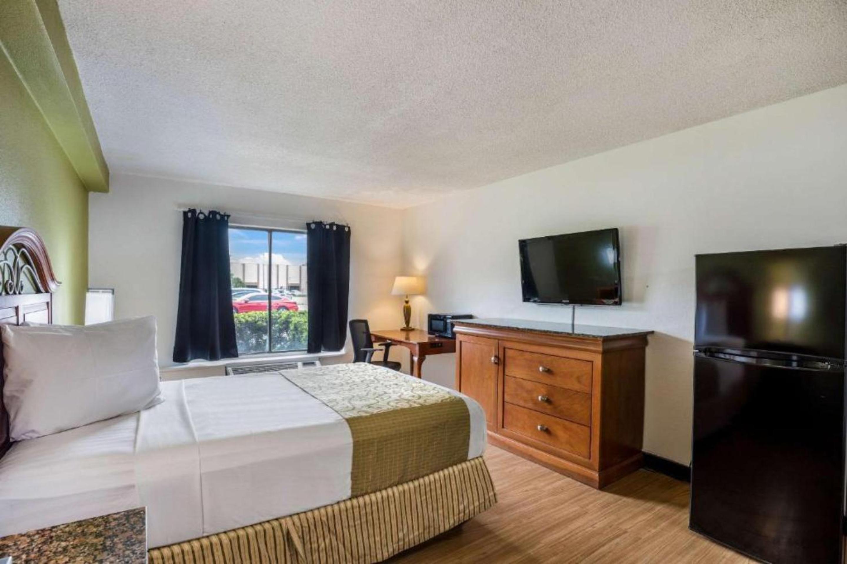 Full Bed Accessible with kitchenette Non-Smoking