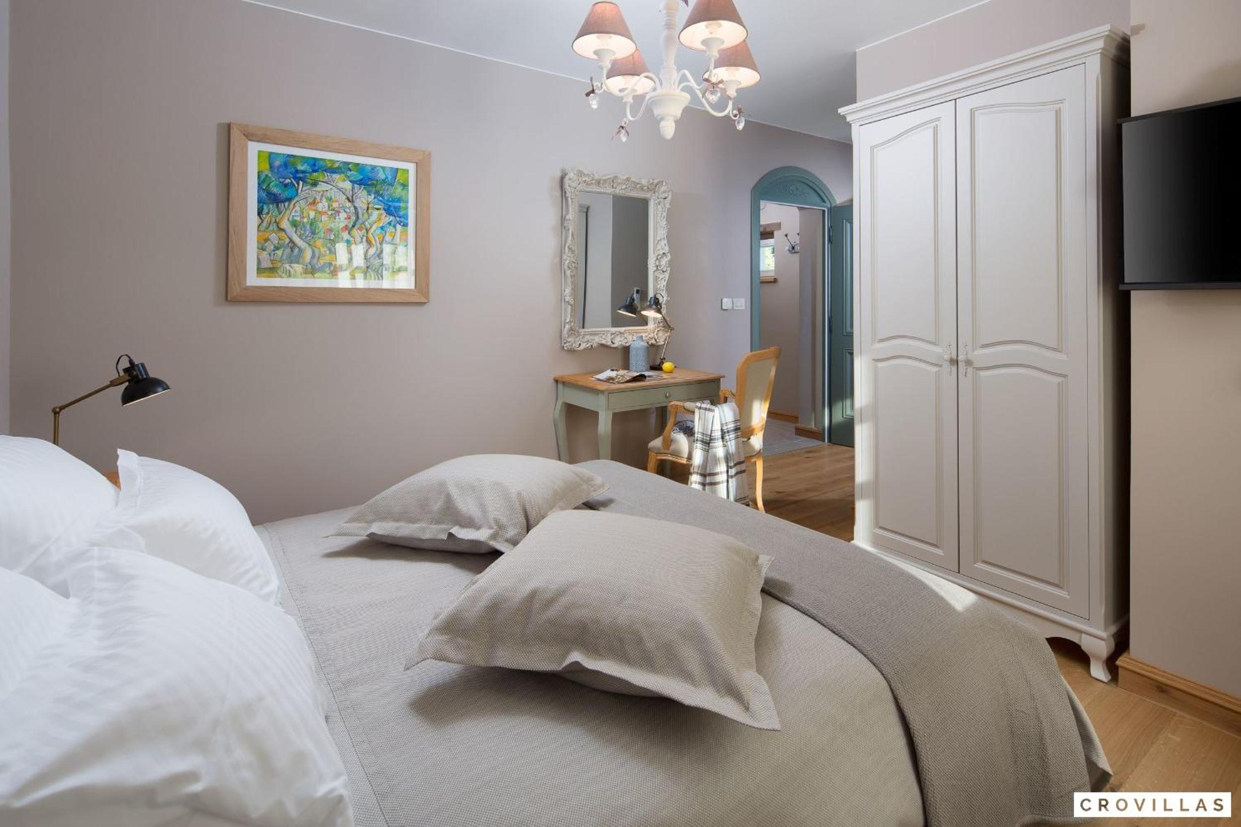 Five-Bedroom Villa photo 1