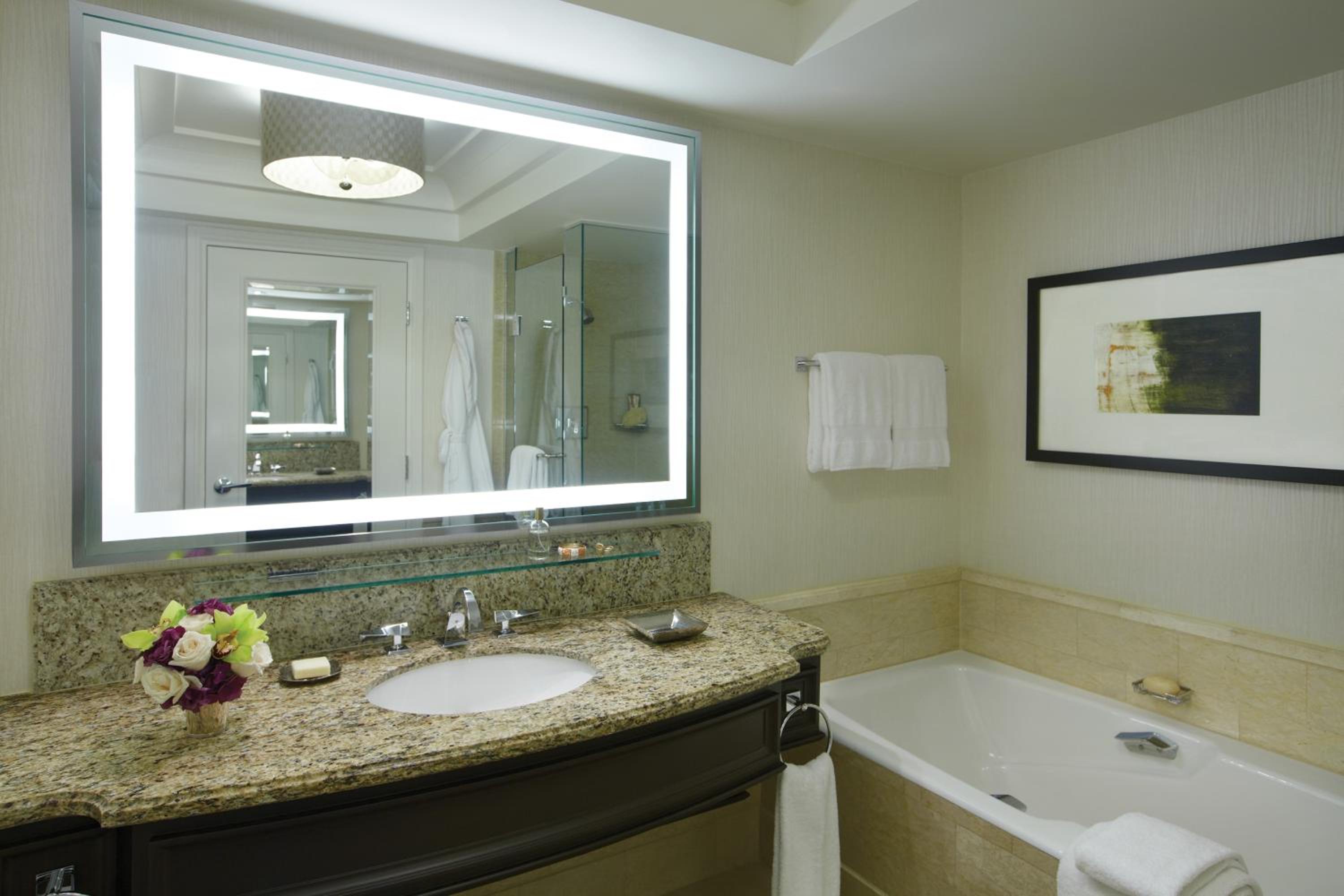 Superior King Room with Roll-in Shower - Disability Access - Photo 4