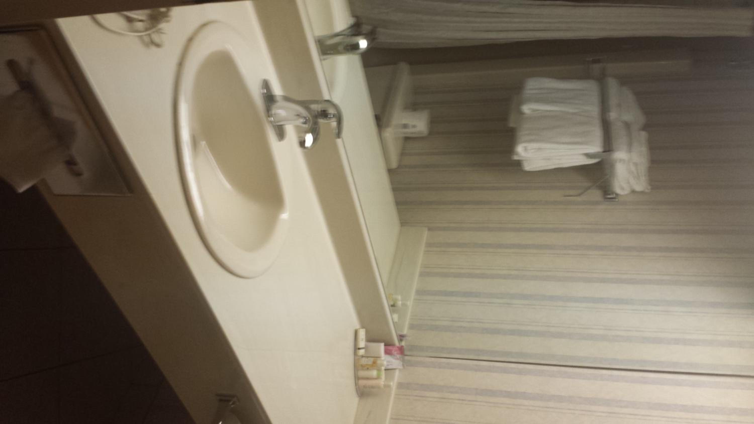 Queen Room - Mobility Access/Non-Smoking - Photo 4
