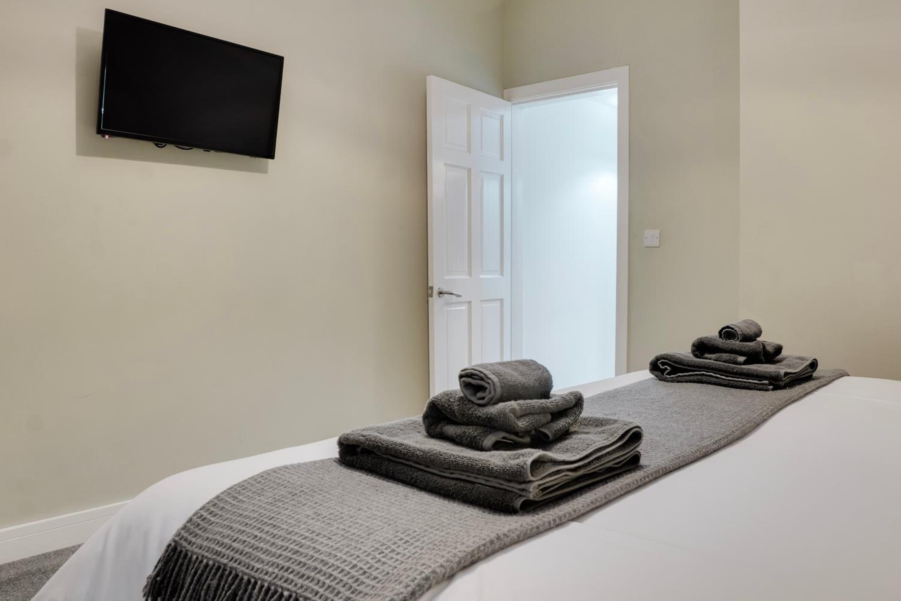 Two-Bedroom House - Photo 2
